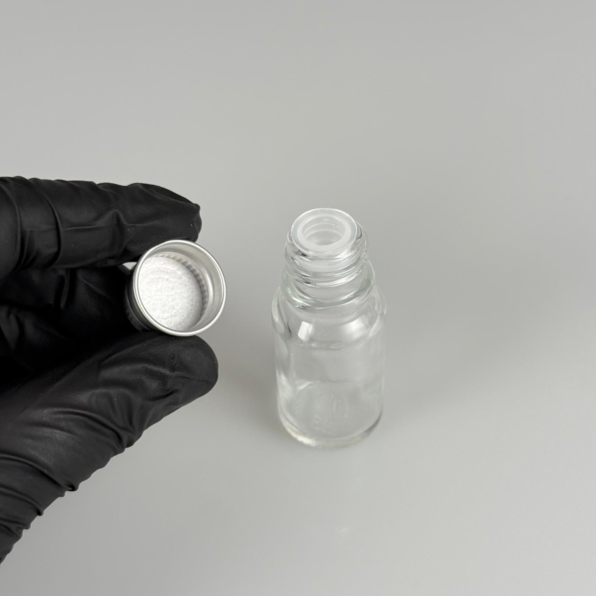 10 CC ŞEFFAF CAM ŞİŞE + KÖPÜK CONTALI GÜMÜŞ ALÜMİNYUM METAL KAPAKLI + KÖR TIPALI TAKIM - 10 ML ŞEFFAF CAM ŞİŞE