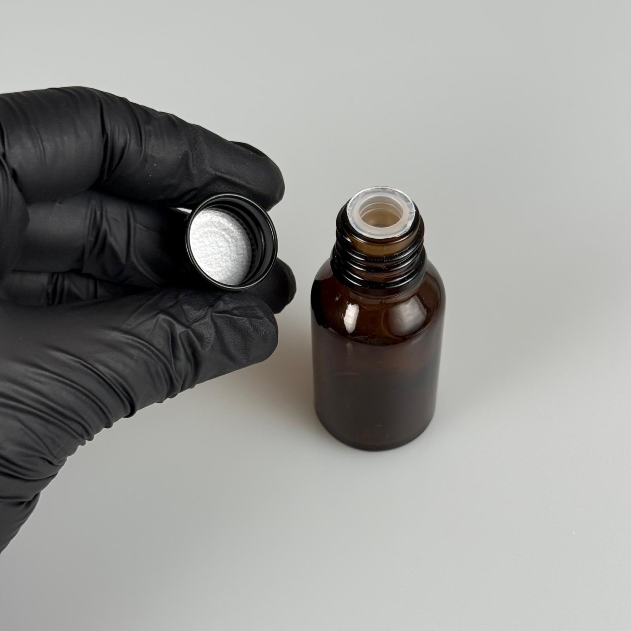 15 CC AMBER CAM ŞİŞE + KÖPÜK CONTALI SİYAH ALÜMİNYUM METAL KAPAKLI + KÖR TIPALI TAKIM - 15 ML KAHVERENGİ CAM ŞİŞE