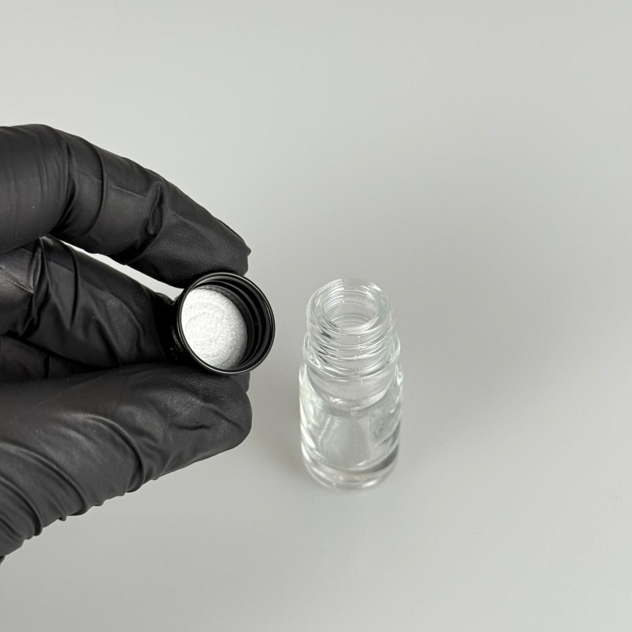 5 CC ŞEFFAF CAM ŞİŞE + KÖPÜK CONTALI SİYAH ALÜMİNYUM METAL KAPAKLI TAKIM - 5 ML ŞEFFAF CAM ŞİŞE