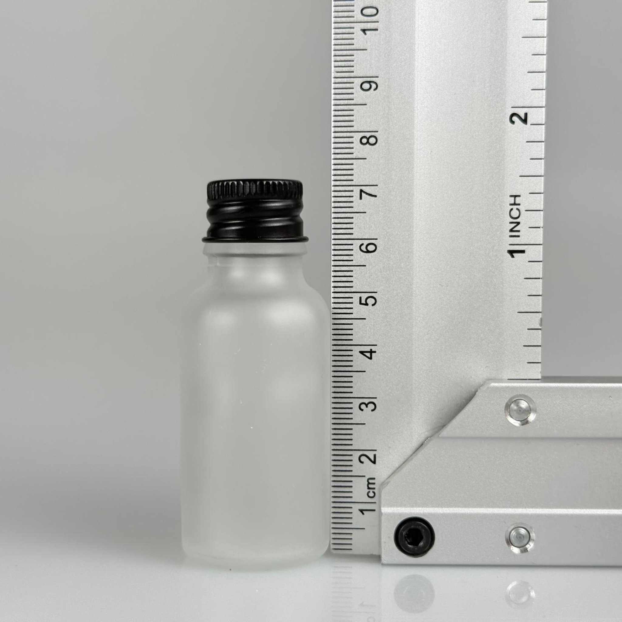 20 CC BUZLU CAM ŞİŞE + KÖPÜK CONTALI SİYAH ALÜMİNYUM METAL KAPAKLI TAKIM - 20 ML BUZLU CAM ŞİŞE