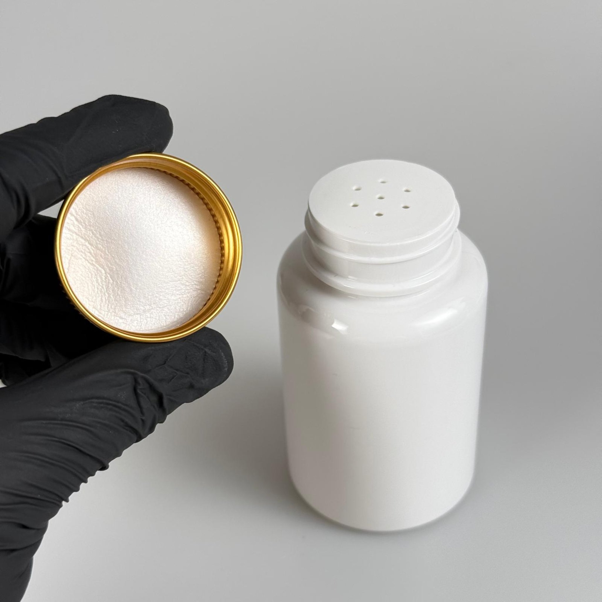 150 CC BEYAZ PET PUDRA ŞİŞESİ + KÖPÜK CONTALI GOLD METAL KAPAKLI + PUDRA TIPALI TAKIM - 150 ML PUDRA KUTUSU, EKO TUZLUK