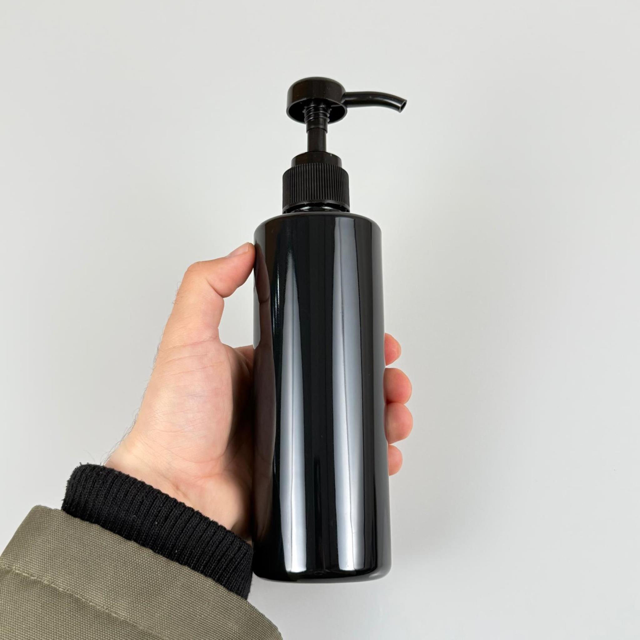 400 CC PET SİYAH SİLİNDİR MODEL ŞİŞE - SİYAH DOZAJ POMPALI (HER BASMADA 4 CC SIVI ATAR) - 400 ML POMPALI ŞİŞE - ŞURUP, ŞAMPUAN, KREM GİBİ YOĞUN KIVAMLI SIVILARDA KULLANILIR