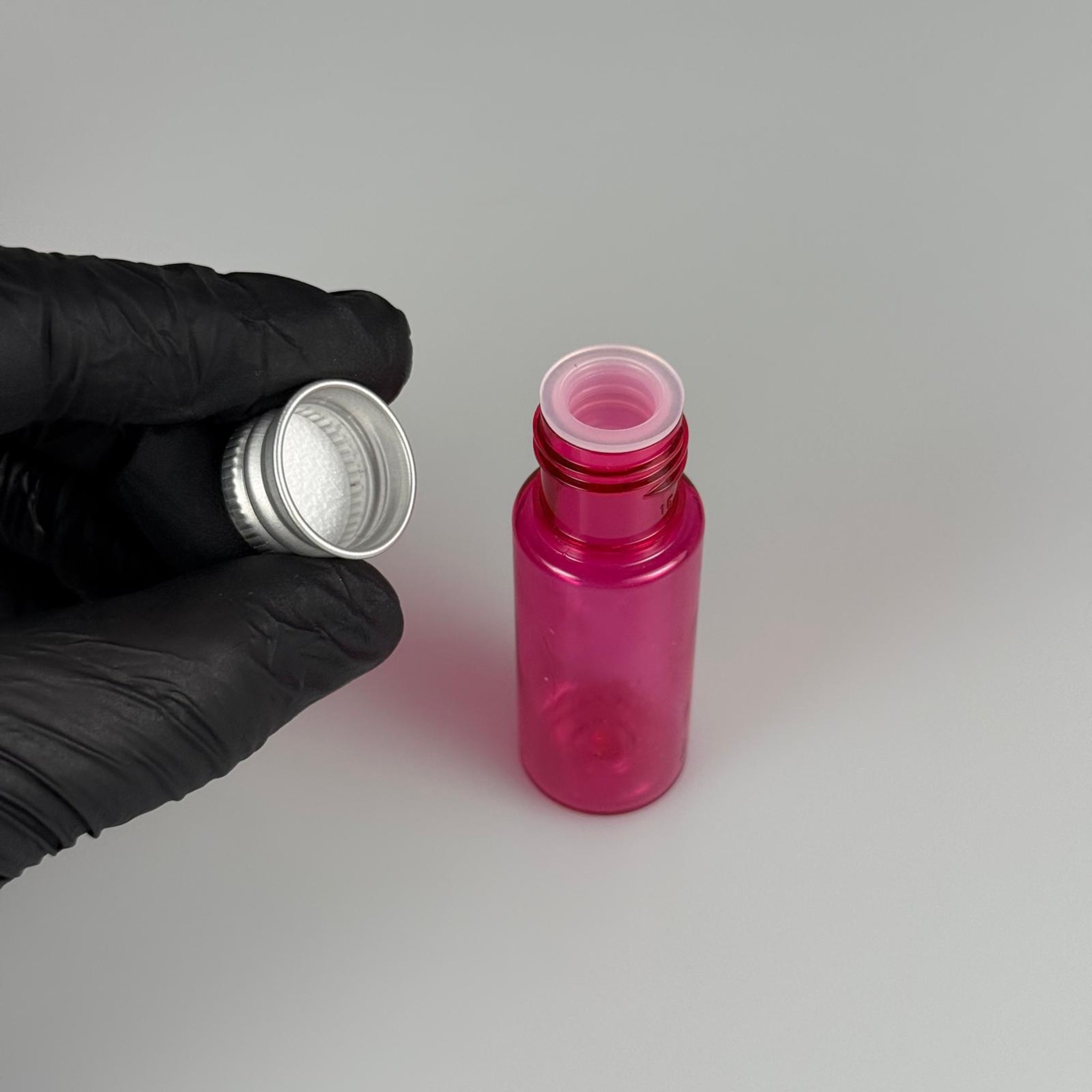 15 CC SİLİNDİR PEMBE PET ŞİŞE + KÖPÜK CONTALI GÜMÜŞ ALÜMİNYUM METAL KAPAKLI + KÖR TIPALI TAKIML - 15 ML PEMBE PET ŞİŞE