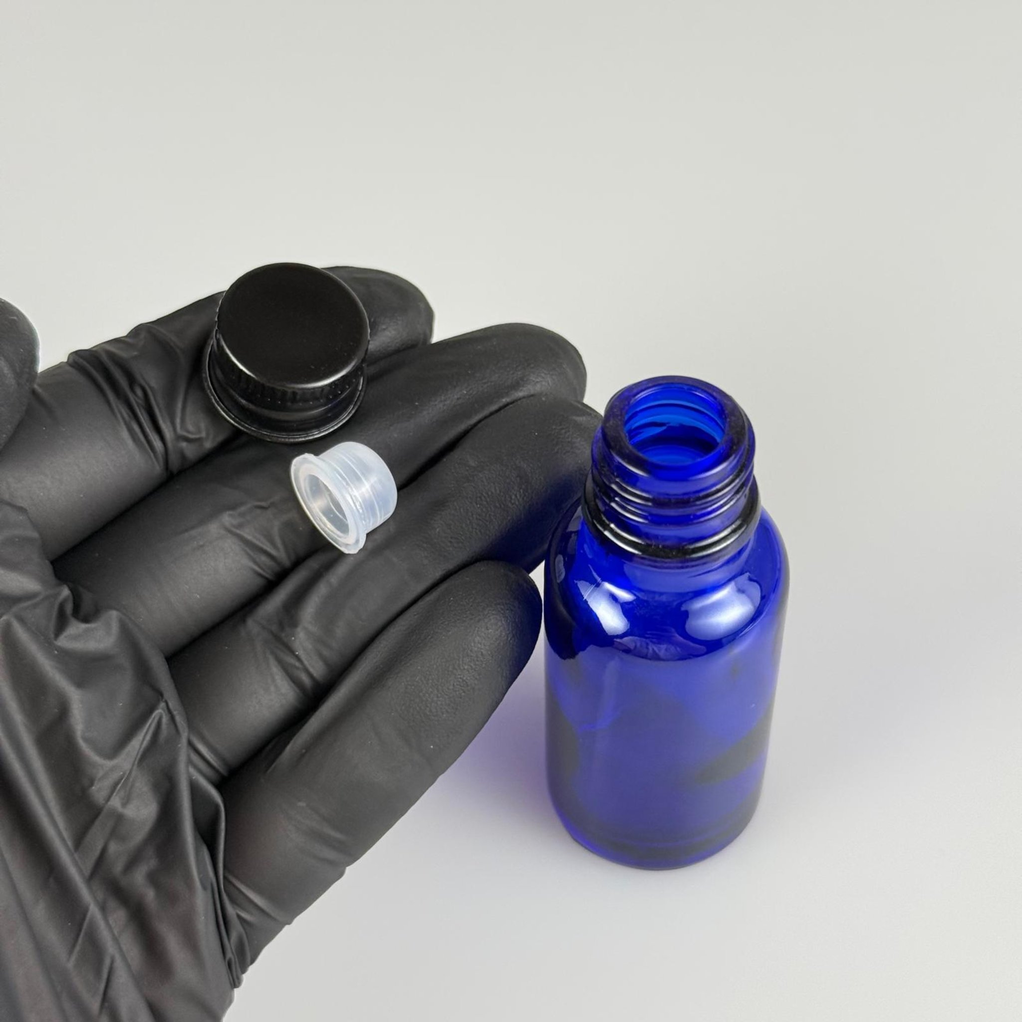 20 CC MAVİ CAM ŞİŞE + KÖPÜK CONTALI SİYAH ALÜMİNYUM METAL KAPAKLI + KÖR TIPALI TAKIM - 20 ML MAVİ CAM ŞİŞE