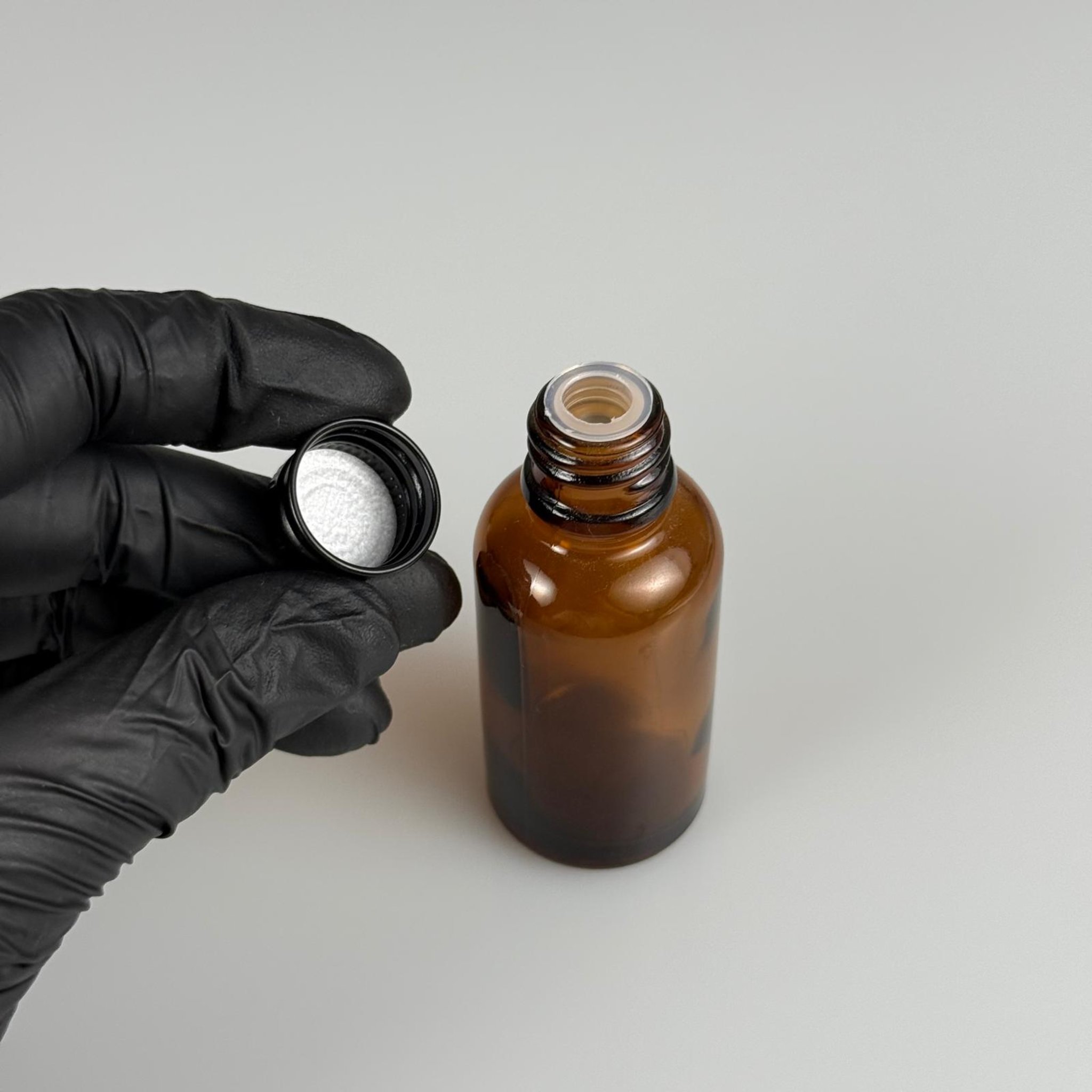 30 CC AMBER CAM ŞİŞE + KÖPÜK CONTALI SİYAH ALÜMİNYUM METAL KAPAKLI + KÖR TIPALI TAKIM - 30 ML KAHVERENGİ CAM ŞİŞE