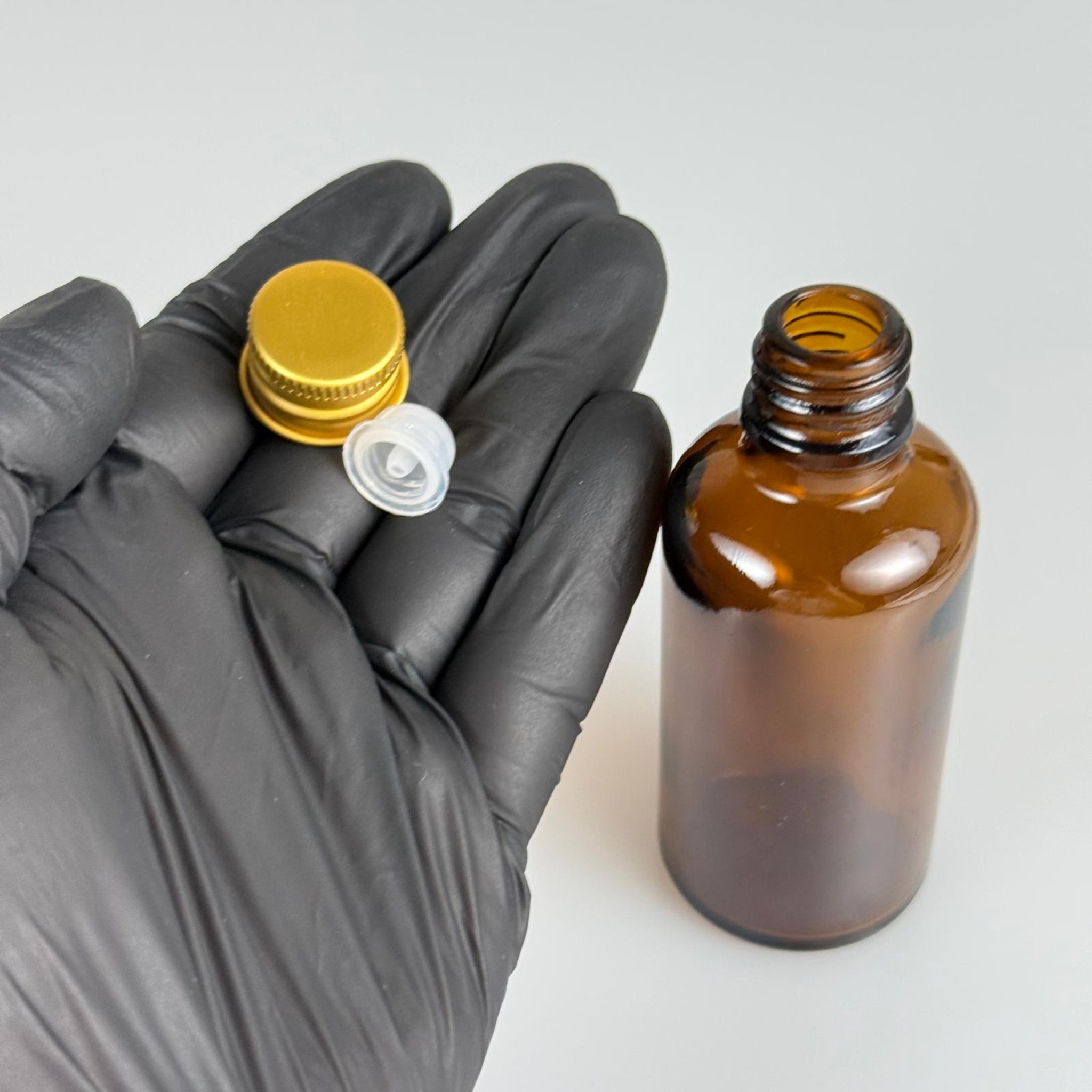 50 CC AMBER CAM ŞİŞE + KÖPÜK CONTALI GOLD ALÜMİNYUM METAL KAPAKLI + DAMLALIKLI KOLONYA TIPALI TAKIM - 50 ML KAHVERENGİ CAM ŞİŞE