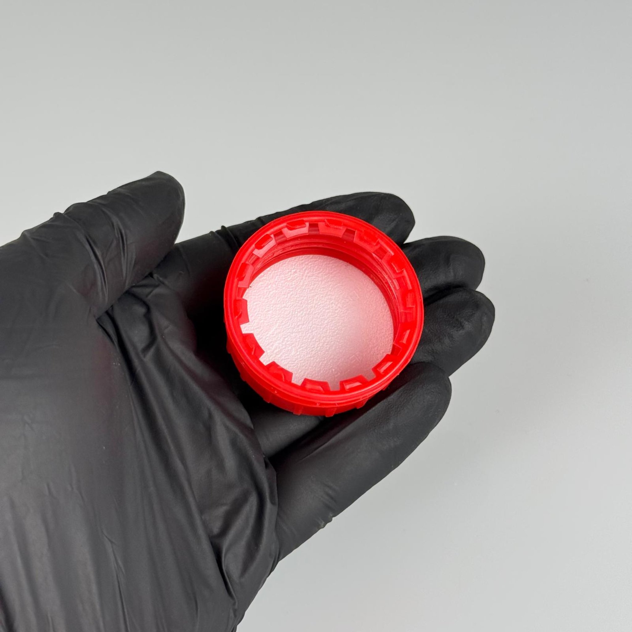 38 MM KÖPÜK CONTALI KİLİTLİ KIRMIZI PLASTİK KAPAK - SK 38/23 SFB PE(MDS) BİDON KAPAĞI
