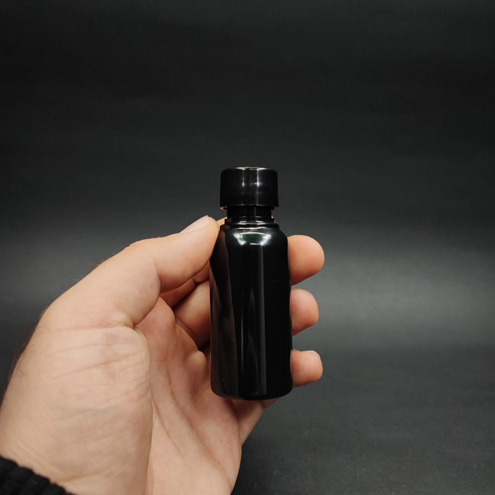 30 CC SİYAH PLASTİK KISA ŞİŞE + KENDİNDEN CONTALI SIZDIRMAZ SİYAH KAPAK - 30 ML KAPAKLI PET ŞİŞE