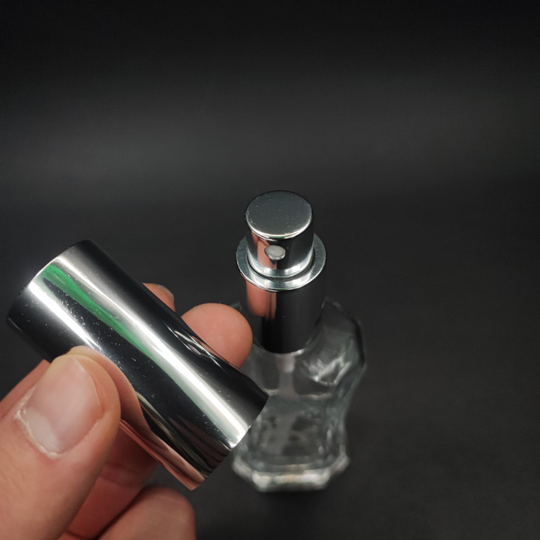 50 ML LÜKS VİDALI VALF ÇEVİRME PARFÜM ŞİŞELERİ - 50 CC MİLANO CAM ŞİŞE - GÜMÜŞ METAL SPREYLİ KAPAKLI SET (CAMIN KALINLIĞI İLE İLGİLİ +/- 5 ML TOLERANS OLABİLİR)