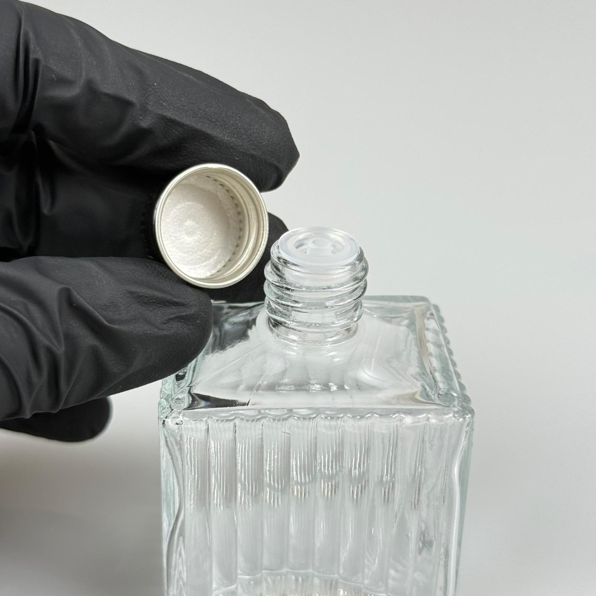 50 CC KÖŞELİ DESENLİ ÇİZGİLİ CAM ŞİŞE - SİYAH METAL KAPAKLI KOLONYA TIPALI - 50 ML PRESTİJLİ ŞİŞE