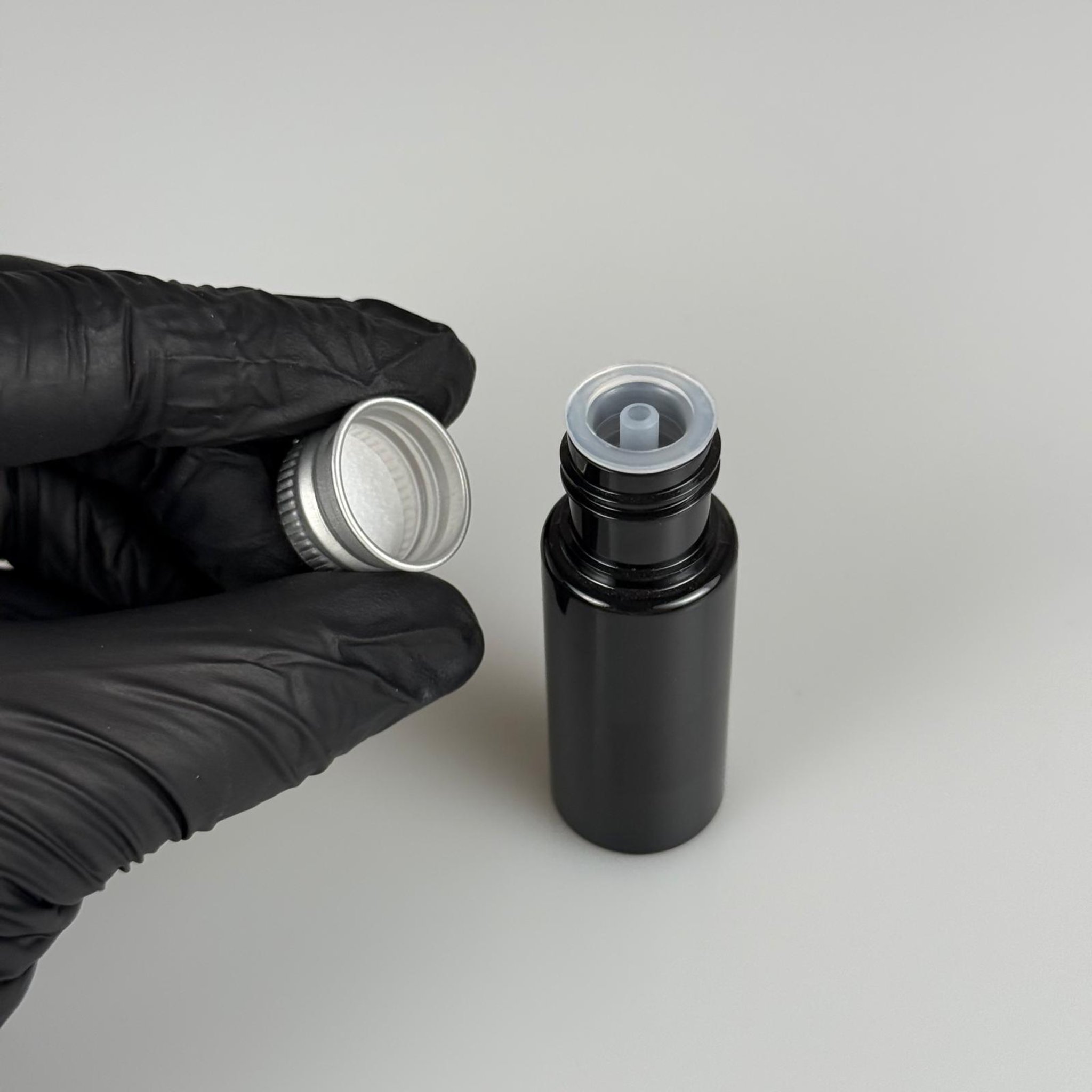 15 CC SİYAH SİLİNDİR PET ŞİŞE + KÖPÜK CONTALI GÜMÜŞ ALÜMİNYUM METAL KAPAKLI + DAMLALIKLI KOLONYA TIPALI TAKIML - 15 ML SİYAH PET ŞİŞE