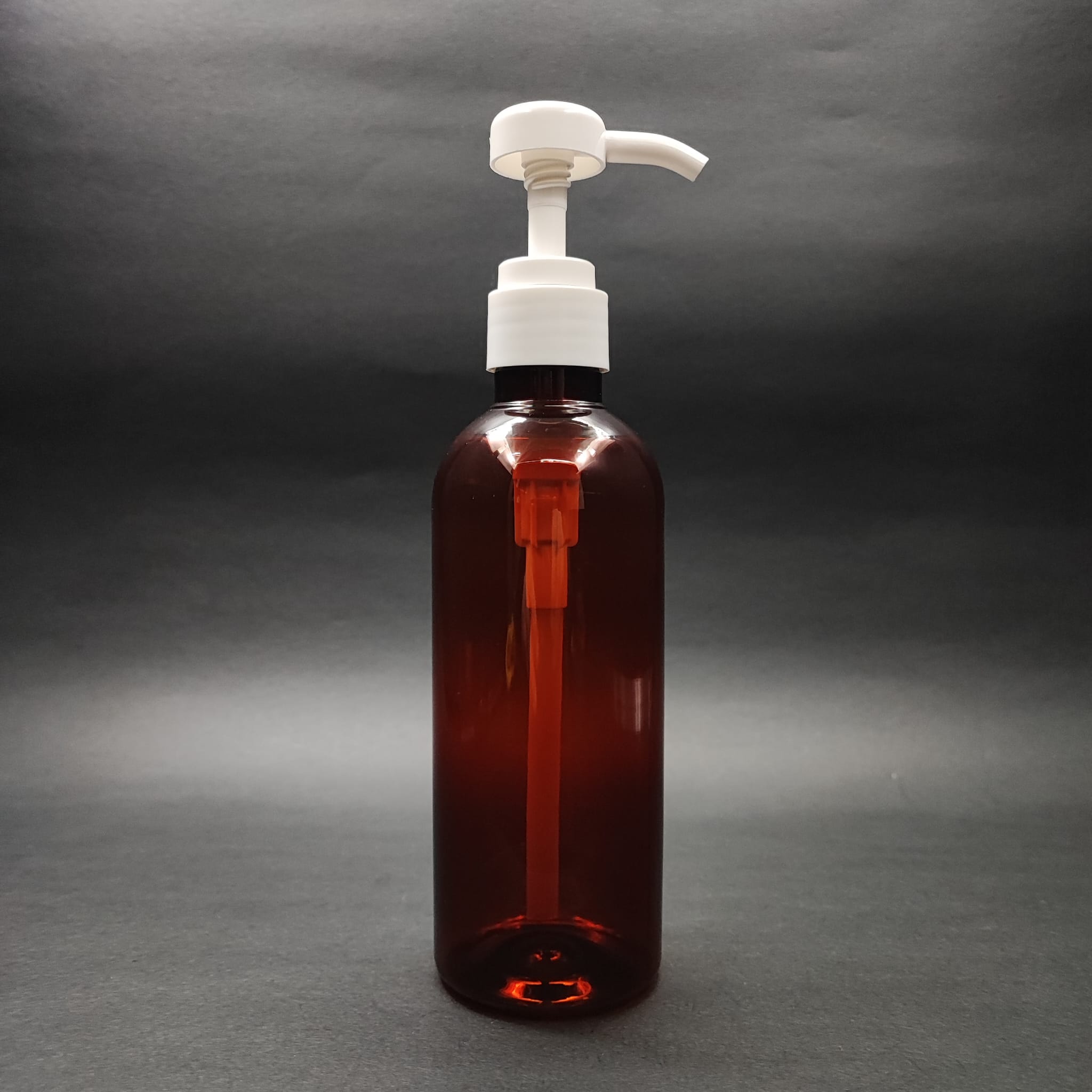 400 CC AMBER PET ŞİŞE - BEYAZ DOZAJ POMPALI (HER BASMADA 4 CC SIVI ATAR) - 400 ML POMPALI ŞİŞE - ŞURUP, ŞAMPUAN, KREM GİBİ YOĞUN KIVAMLI SIVILARDA KULLANILIR