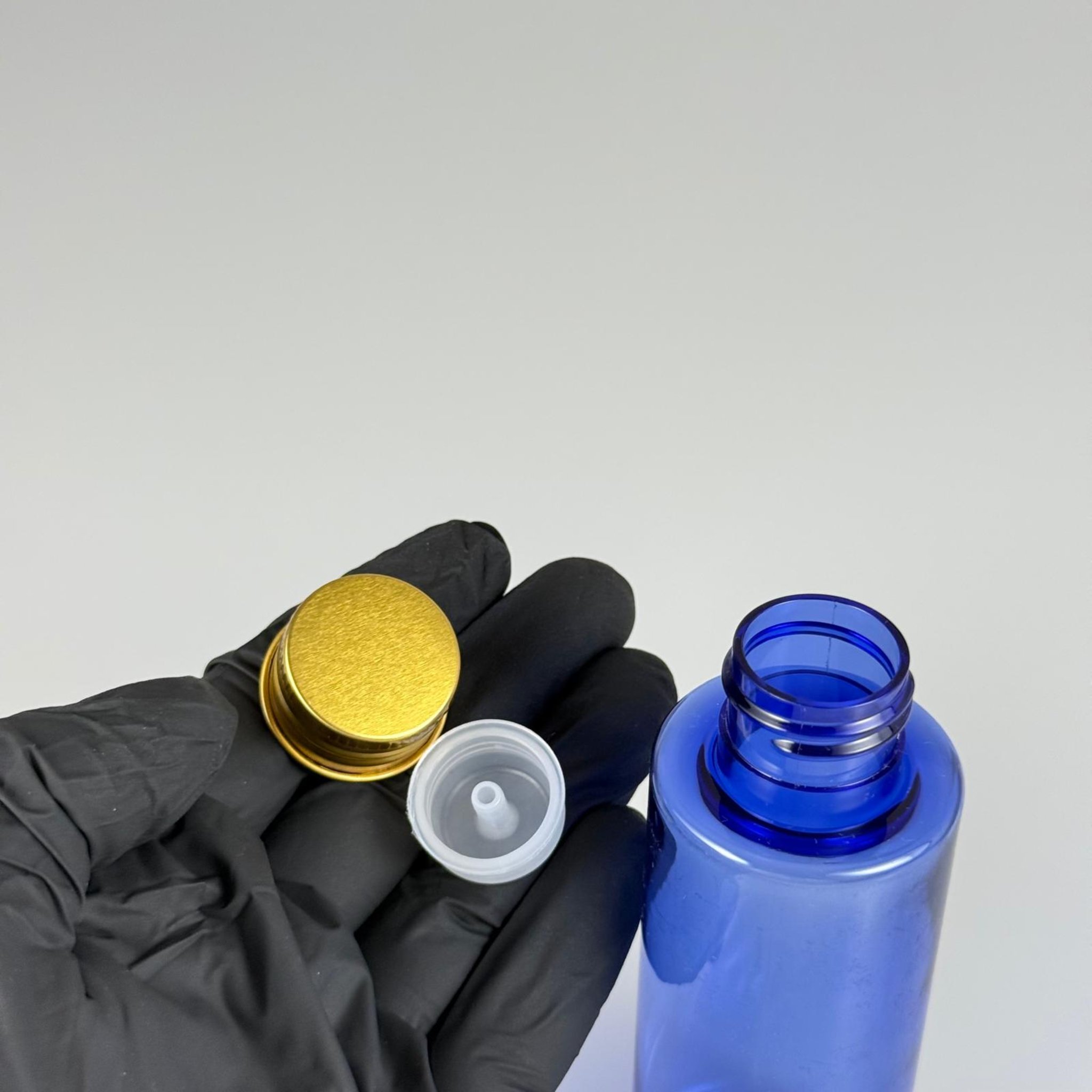 100 CC MAVİ SİLİNDİR KESKİN KÜT MODEL SERT PET ŞİŞE (17 GR - 24 AĞIZ ) + KÖPÜK COMTALI GOLD METAL ALÜMİNYUM KAPAK + KOLONYA TIPALI TAKIM - 100 ML KAPAKLI MAVİ PET ŞİŞELER