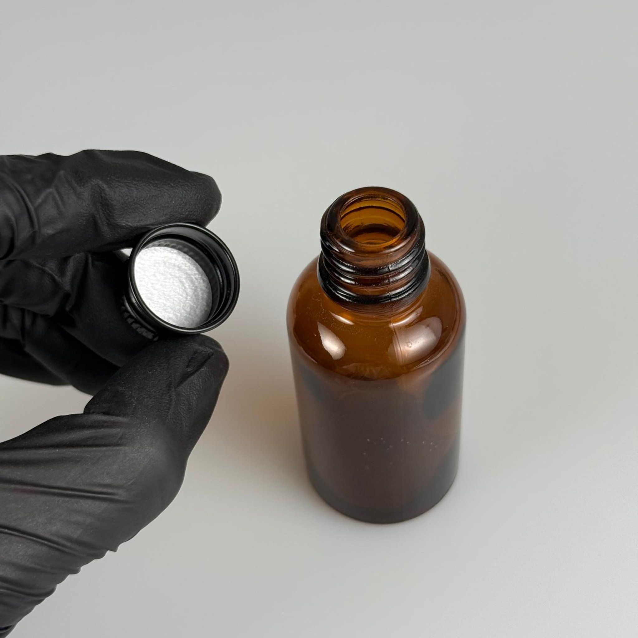 30 CC AMBER CAM ŞİŞE + KÖPÜK CONTALI SİYAH ALÜMİNYUM METAL KAPAKLI TAKIM - 30 ML KAHVERENGİ CAM ŞİŞE