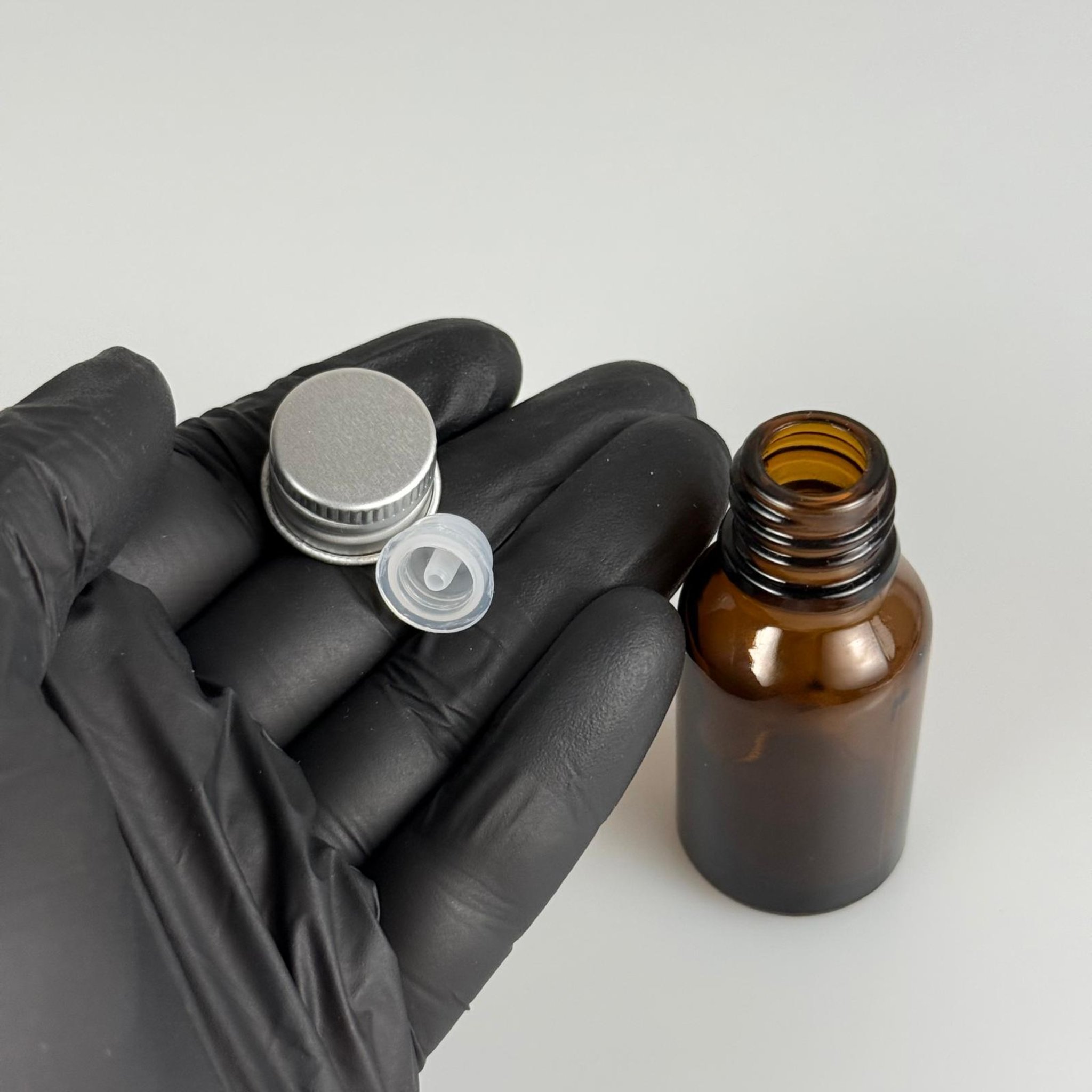 15 CC AMBER CAM ŞİŞE + KÖPÜK CONTALI GÜMÜŞ ALÜMİNYUM METAL KAPAKLI + DAMLALIKLI KOLONYA TIPALI TAKIM - 15 ML KAHVERENGİ CAM ŞİŞE