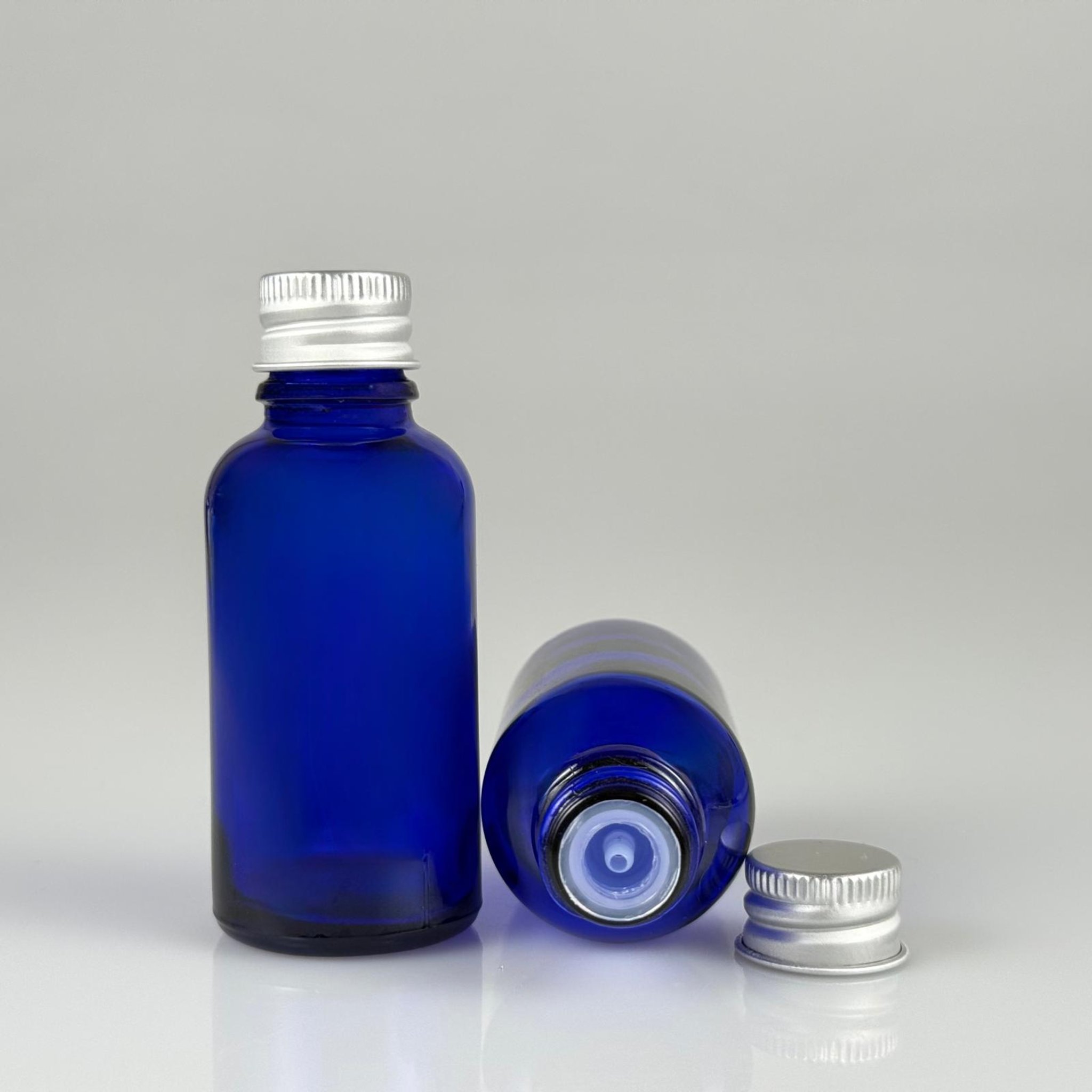 30 CC MAVİ CAM ŞİŞE + KÖPÜK CONTALI GÜMÜŞ ALÜMİNYUM METAL KAPAKLI + DAMLALIKLI KOLONYA TIPALI TAKIM - 30 ML MAVİ CAM ŞİŞE