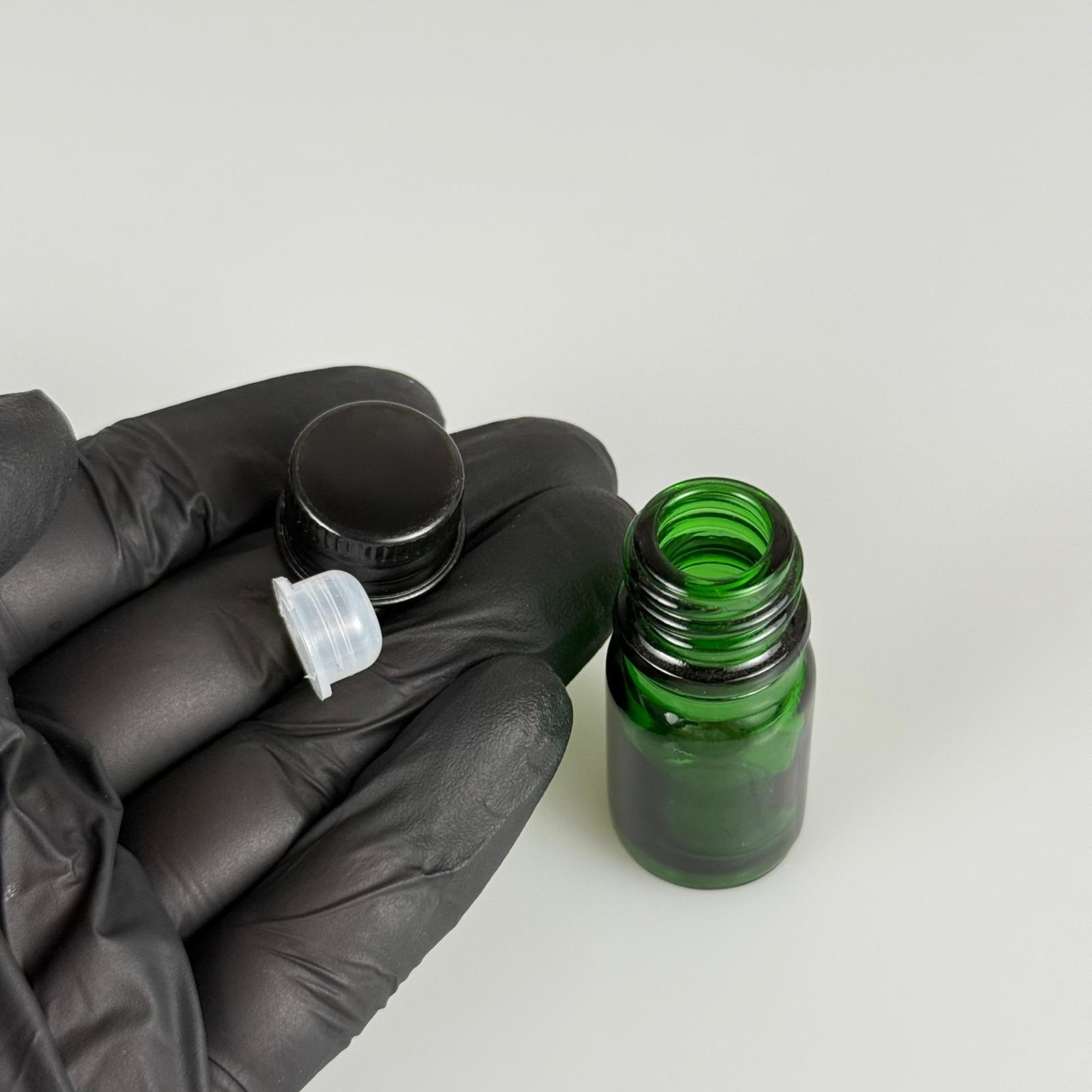 5 CC YEŞİL CAM ŞİŞE + KÖPÜK CONTALI SİYAH ALÜMİNYUM METAL KAPAKLI + KÖR TIPALI TAKIM - 5 ML YEŞİL CAM ŞİŞE