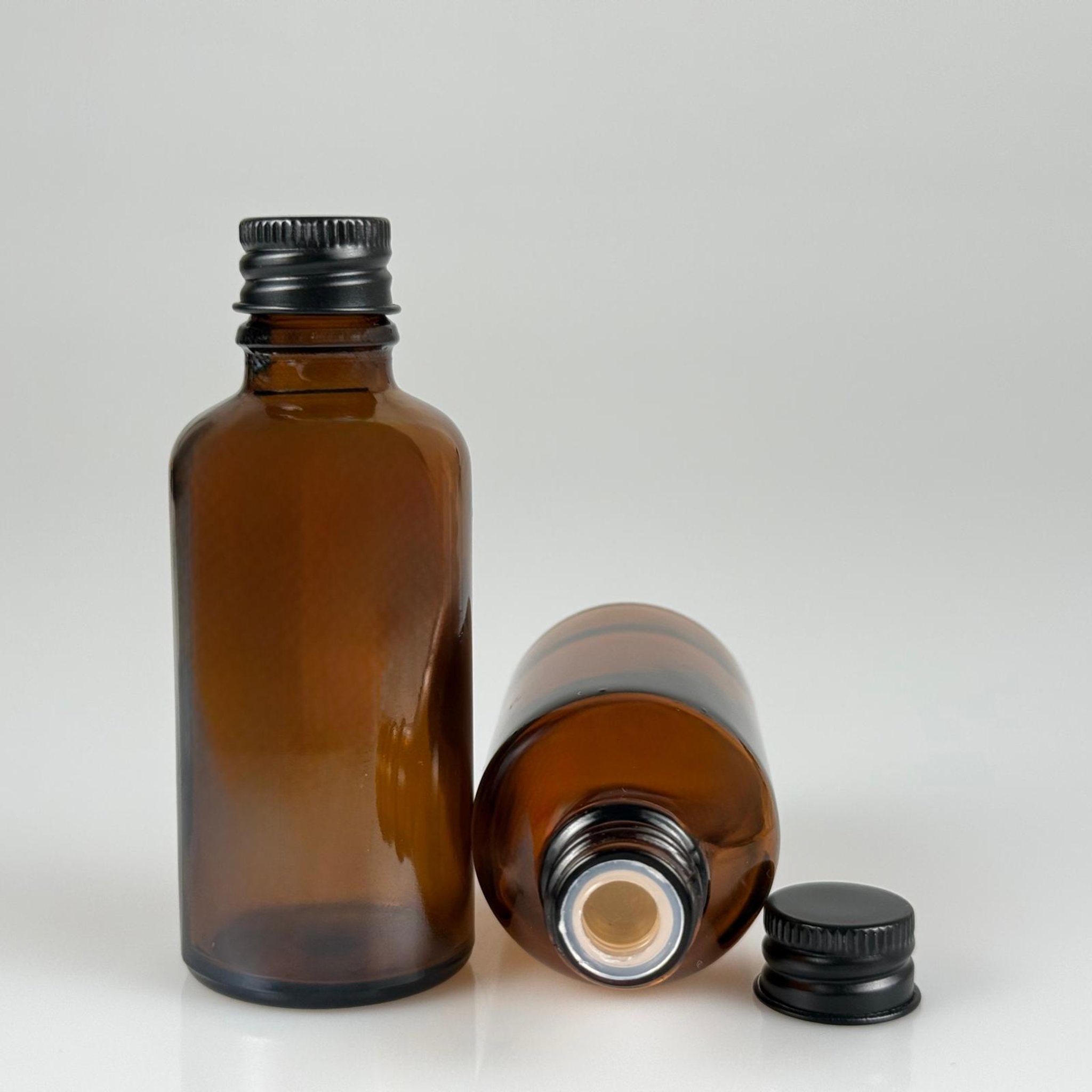 50 CC AMBER CAM ŞİŞE + KÖPÜK CONTALI SİYAH ALÜMİNYUM METAL KAPAKLI + KÖR TIPALI TAKIM - 50 ML KAHVERENGİ CAM ŞİŞE
