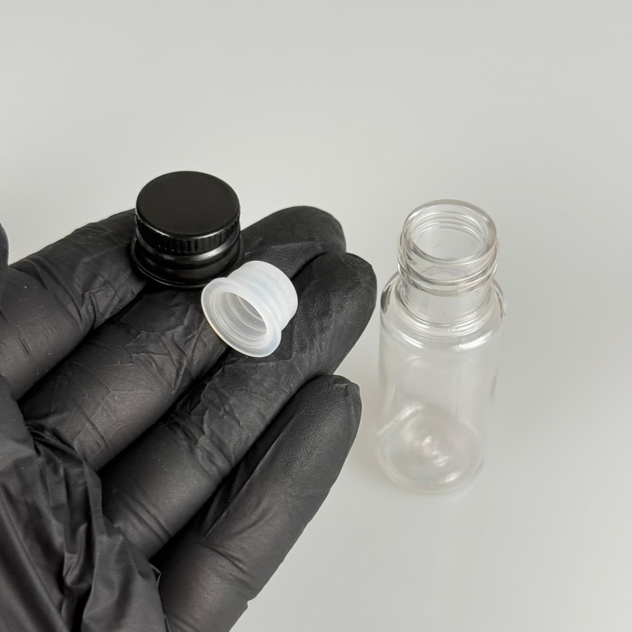 15 CC SİLİNDİR PET ŞİŞE + KÖPÜK CONTALI SİYAH ALÜMİNYUM METAL KAPAKLI + KÖR TIPALI TAKIML - 15 ML ŞEFFAF PET ŞİŞE