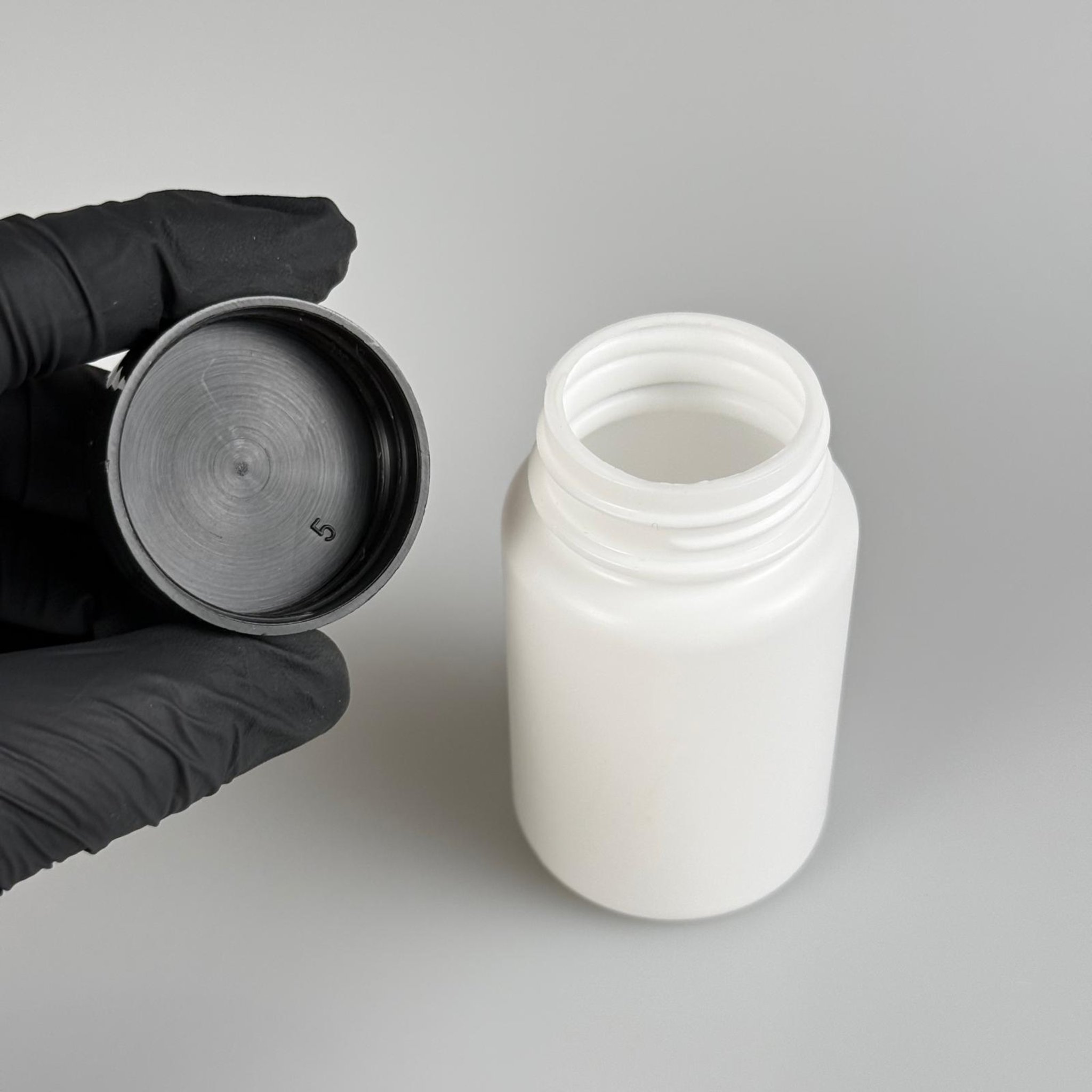 100 CC BEYAZ SERT POLİETİLEN ŞİŞE + SİYAH PLASTİK KAPAKLI - 100 ML POLİETİLEN ŞİŞE