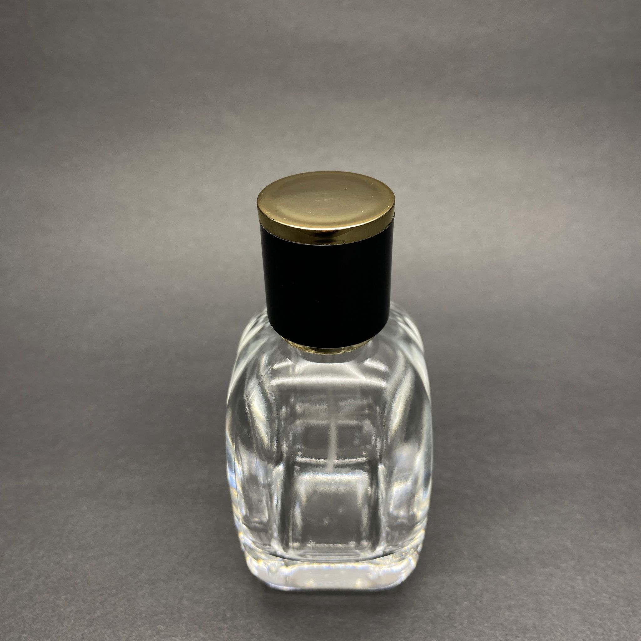 50 ML OVAL KARE MODEL CORE PARFÜM ŞİŞESİ - GOLD METAL SPREYLİ + GÜMÜŞ SİYAH KAPAKLI (AĞIZ 15 MM GEÇME KOLAY KAPAMA)