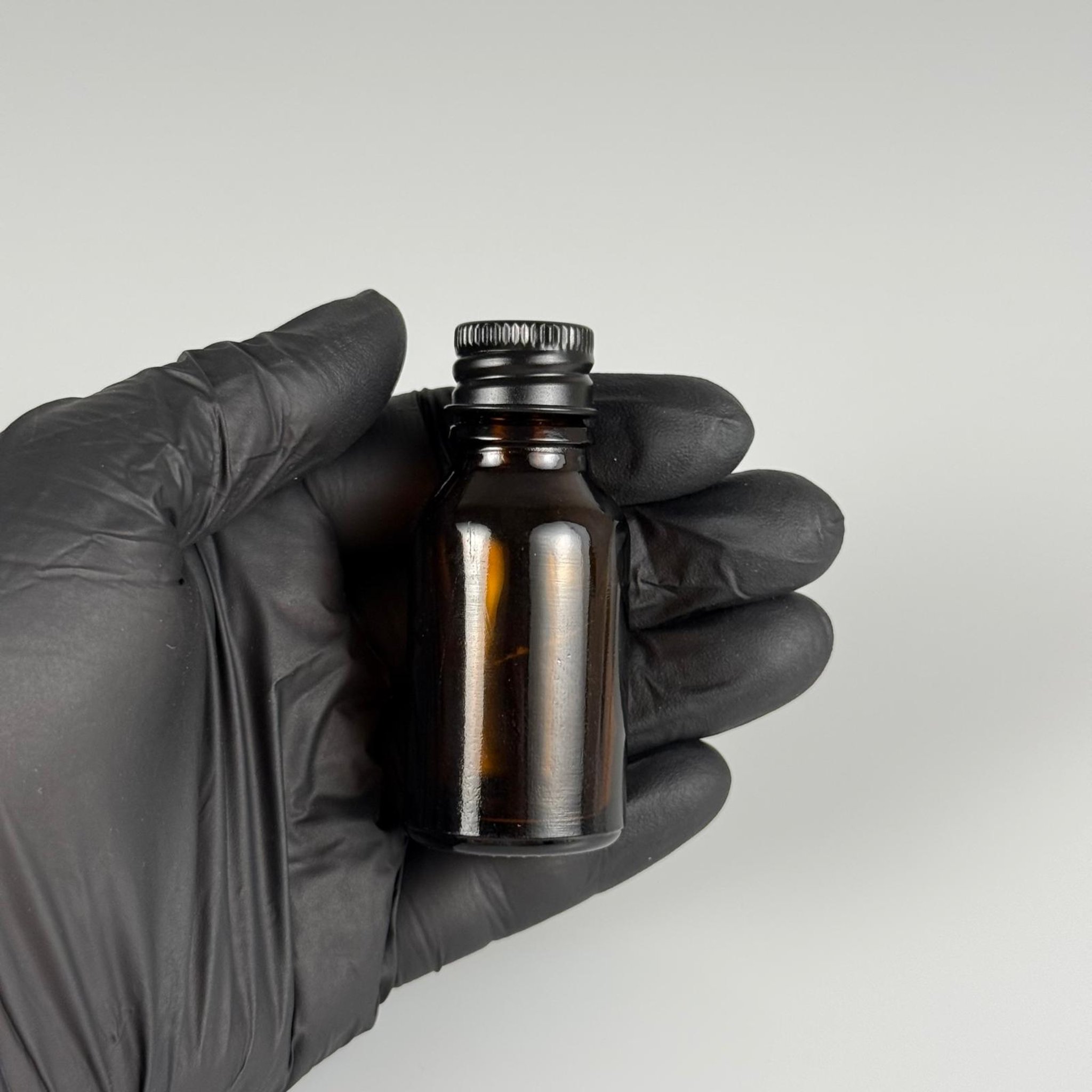 15 CC AMBER CAM ŞİŞE + KÖPÜK CONTALI SİYAH ALÜMİNYUM METAL KAPAKLI + DAMLALIKLI KOLONYA TIPALI TAKIM - 15 ML KAHVERENGİ CAM ŞİŞE