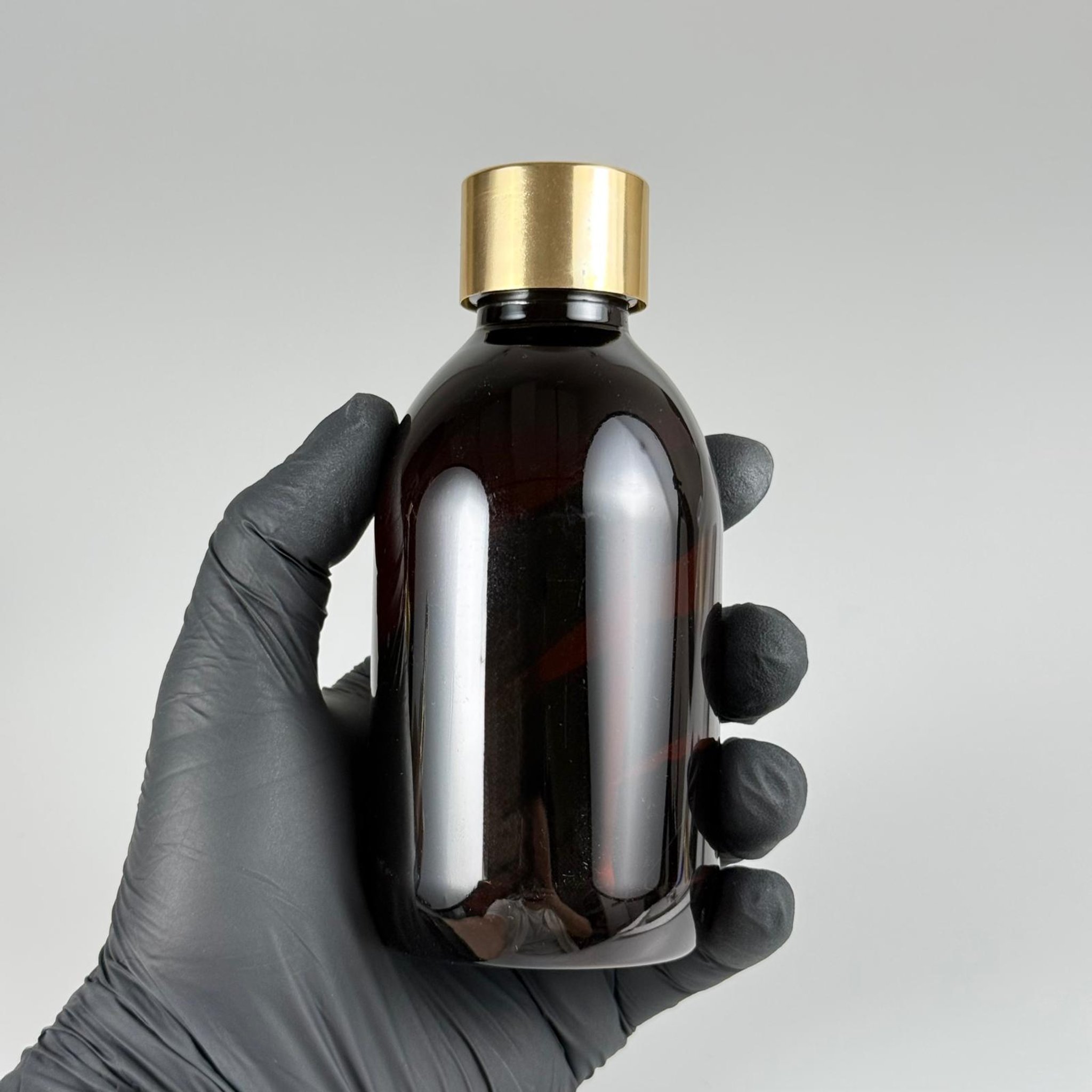 200 CC AMBER PET ECZA ŞİŞESİ + ALÜMİNYUM KAPLAMALI GOLD KAPAKLI + KÖR TIPALI TAKIM  - 200 ML KAHVERENGİ PLASTİK ŞURUP ŞİŞESİ (21 GR)