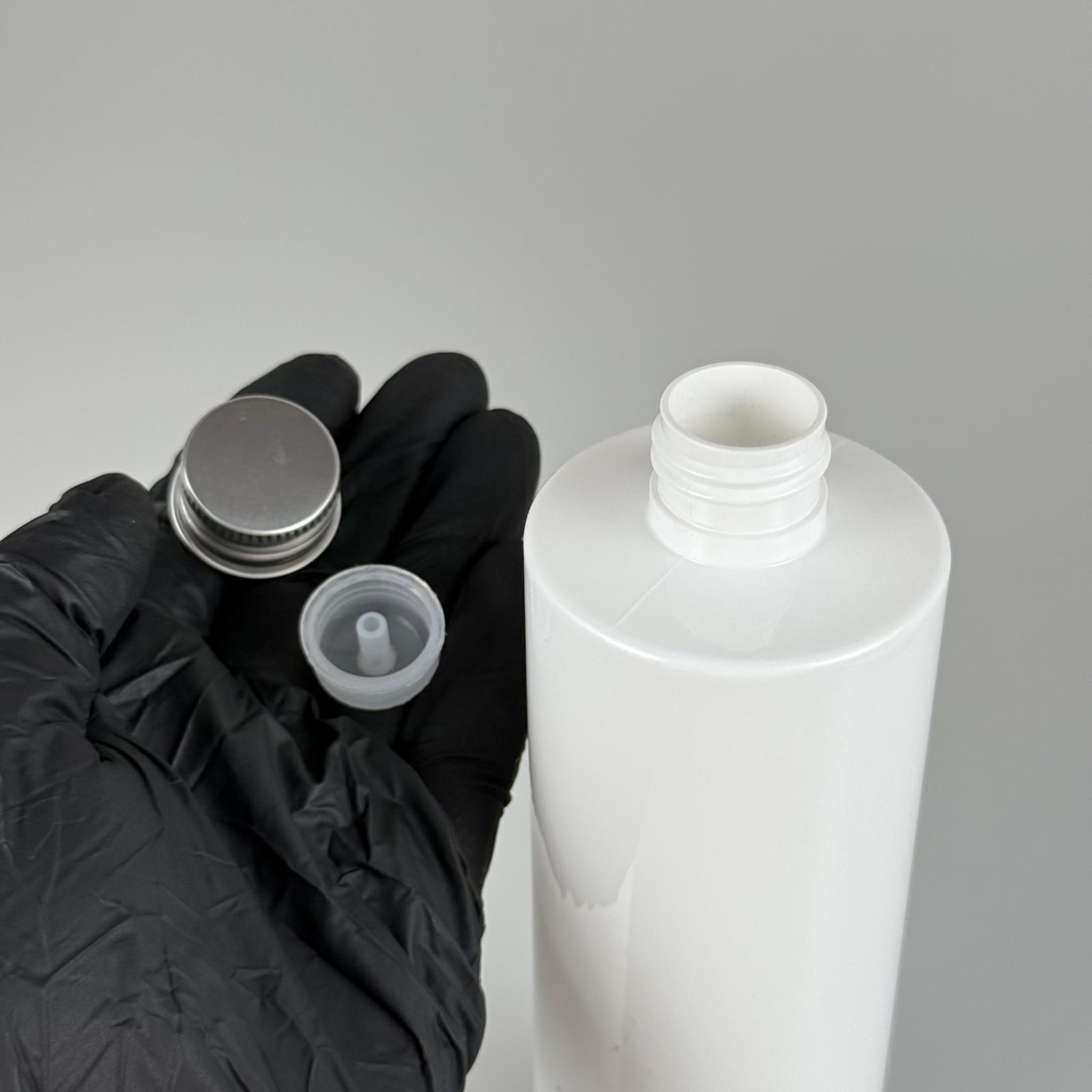 400 CC BEYAZ KÜT BOYUNLU SİLİNDİR PET ŞİŞE (30 GR - 24 AĞIZ ) + KÖPÜK CONTALI GÜMÜŞ METAL ALÜMİNYUM KAPAKLI + KOLONYA TIPALI TAKIM - 400 ML  KAPAKLI BEYAZ PLASTİK ŞİŞELER