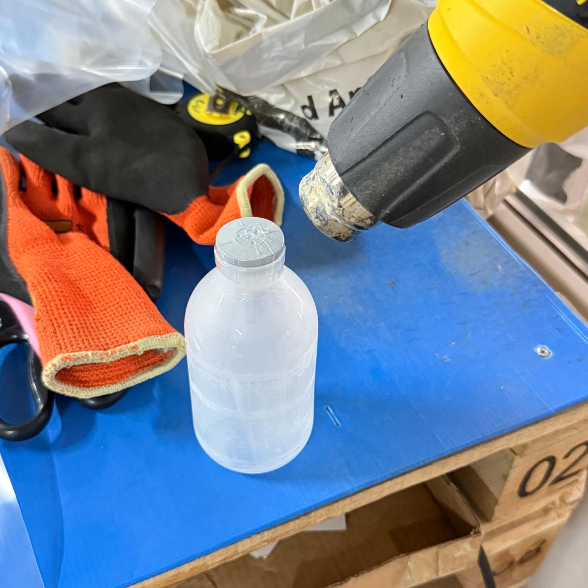 250 CC SERUM ŞİŞE + KAUÇUK BUTİL TAPA (32 AĞIZ) + EMNİYET BANDI (ISI TABANCASI İLE UYGULANIR) - ENJEKTÖR İLE SIVI ÇEKİLEBİLİR