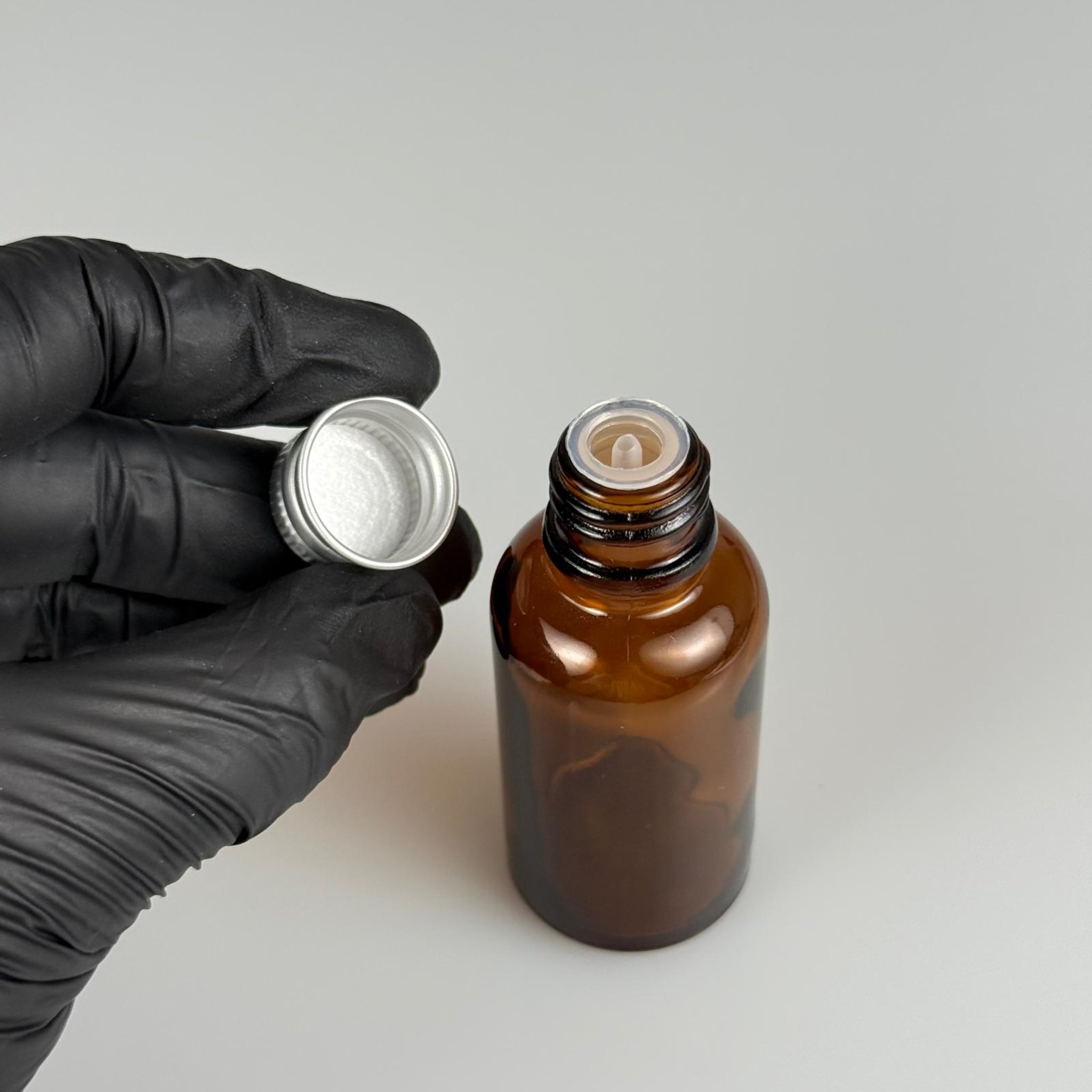 30 CC AMBER CAM ŞİŞE + KÖPÜK CONTALI GÜMÜŞ ALÜMİNYUM METAL KAPAKLI + DAMLALIKLI KOLONYA TIPALI TAKIM - 30 ML KAHVERENGİ CAM ŞİŞE