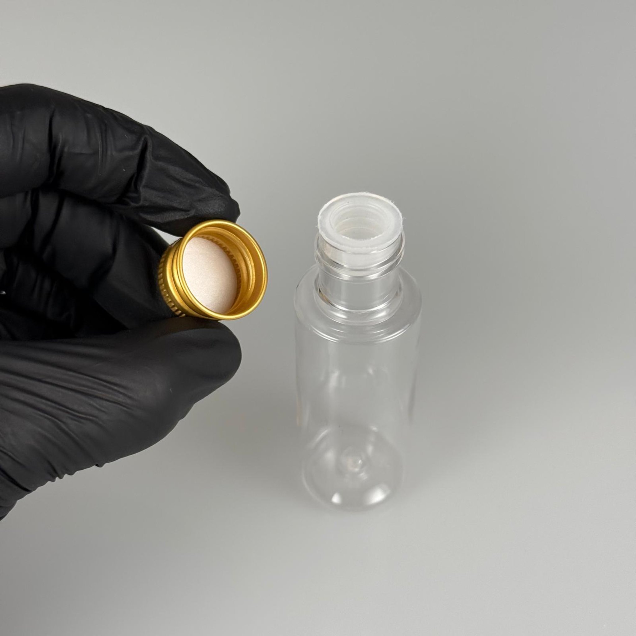 30 CC ŞEFFAF SİLİNDİR UZUN MODEL PET ŞİŞE + KÖPÜK CONTALI GOLD ALÜMİNYUM METAL KAPAKLI + KÖR TIPALI TAKIM - 30 ML PLASTİK ŞİŞE