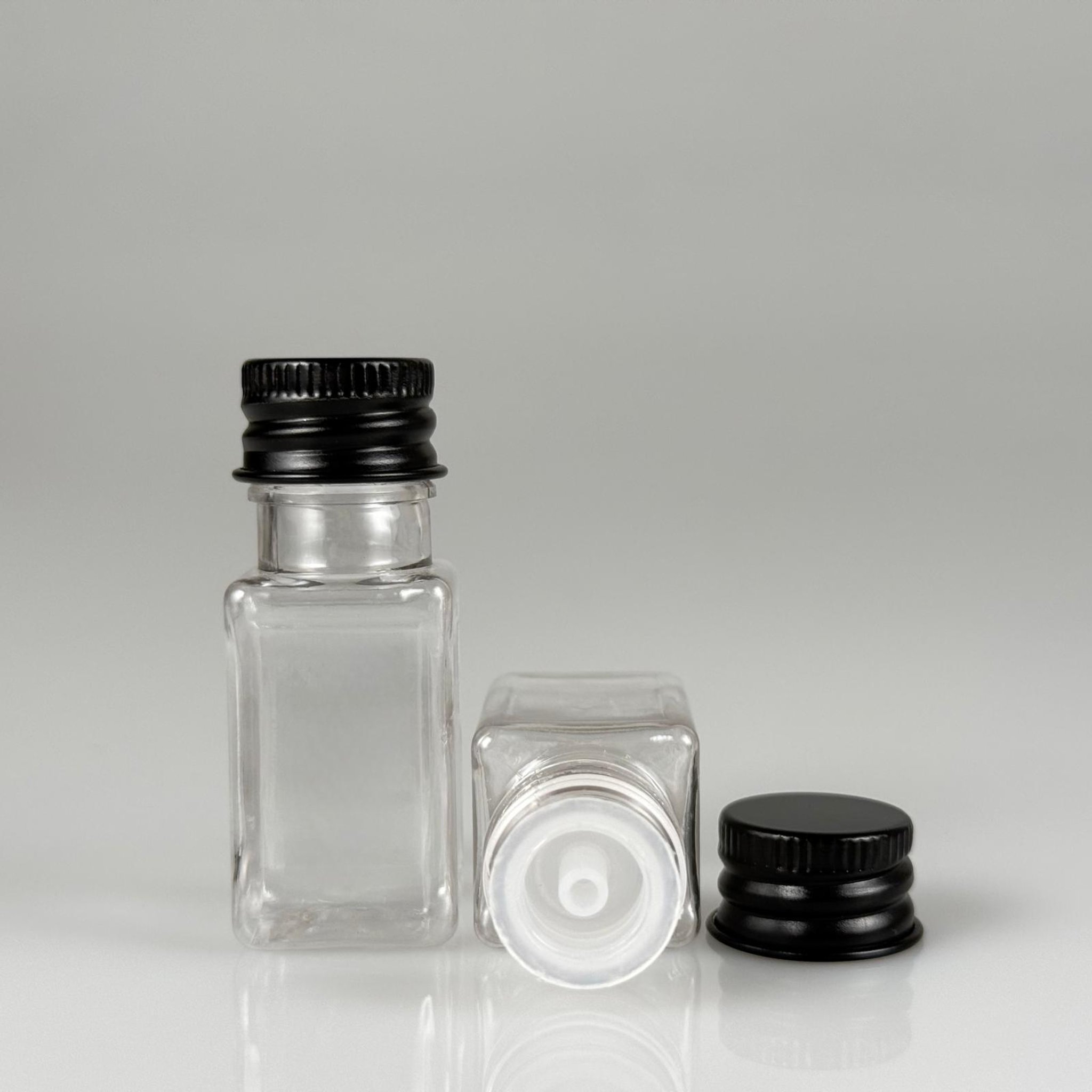 10 CC ŞEFFAF KARE PET SHOT ŞİŞE - KÖPÜK CONTALI SİYAH ALÜMİNYUM METAL KAPAKLI + DAMLALIKLI KOLONYA TIPALI TAKIM - 10 ML PLASTİK ŞİŞE
