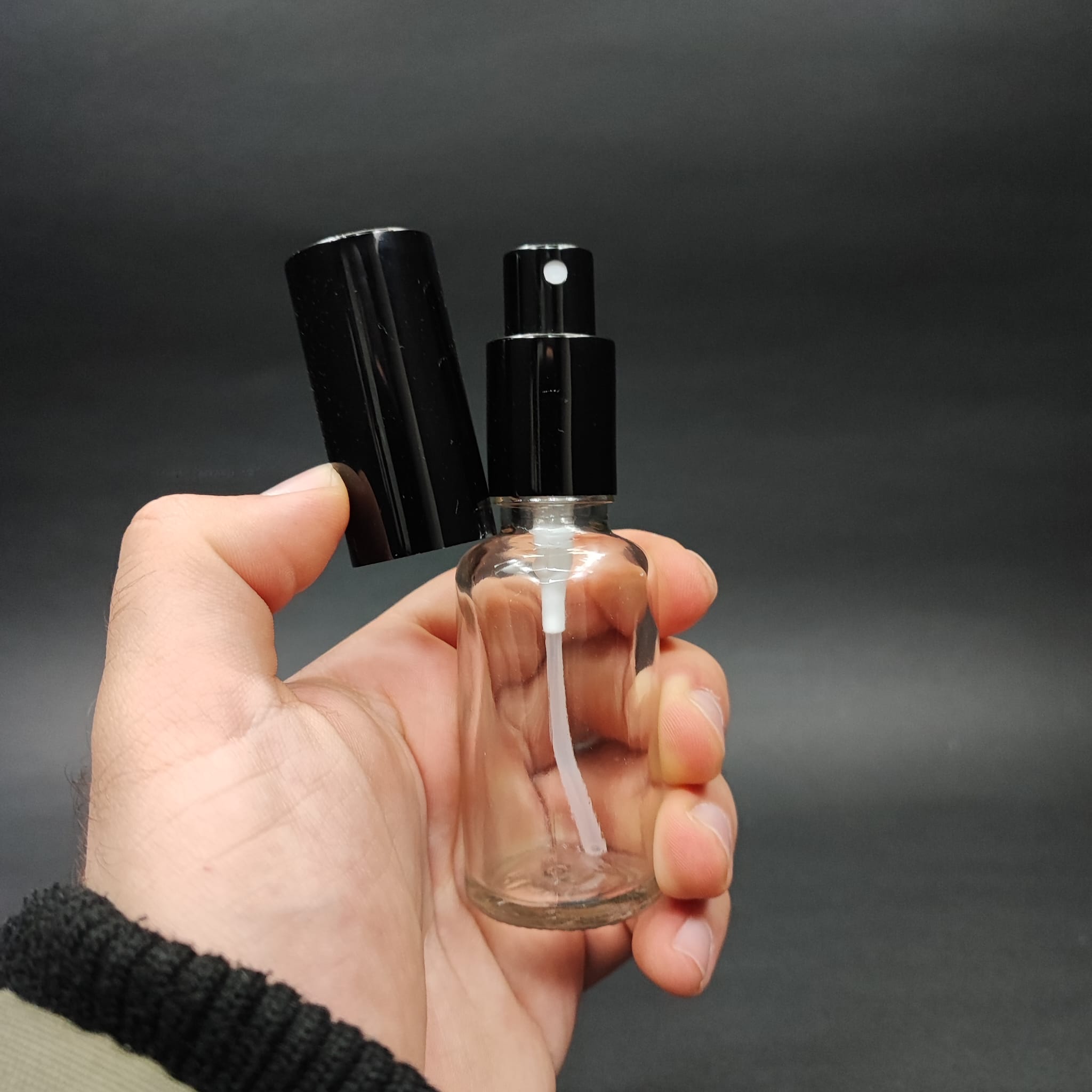 30 ML LÜKS VİDALI VALF ÇEVİRME PARFÜM ŞİŞELERİ - 30 CC ŞEFFAF CAM ŞİŞE - SİYAH METAL SPREYLİ KAPAKLI SET