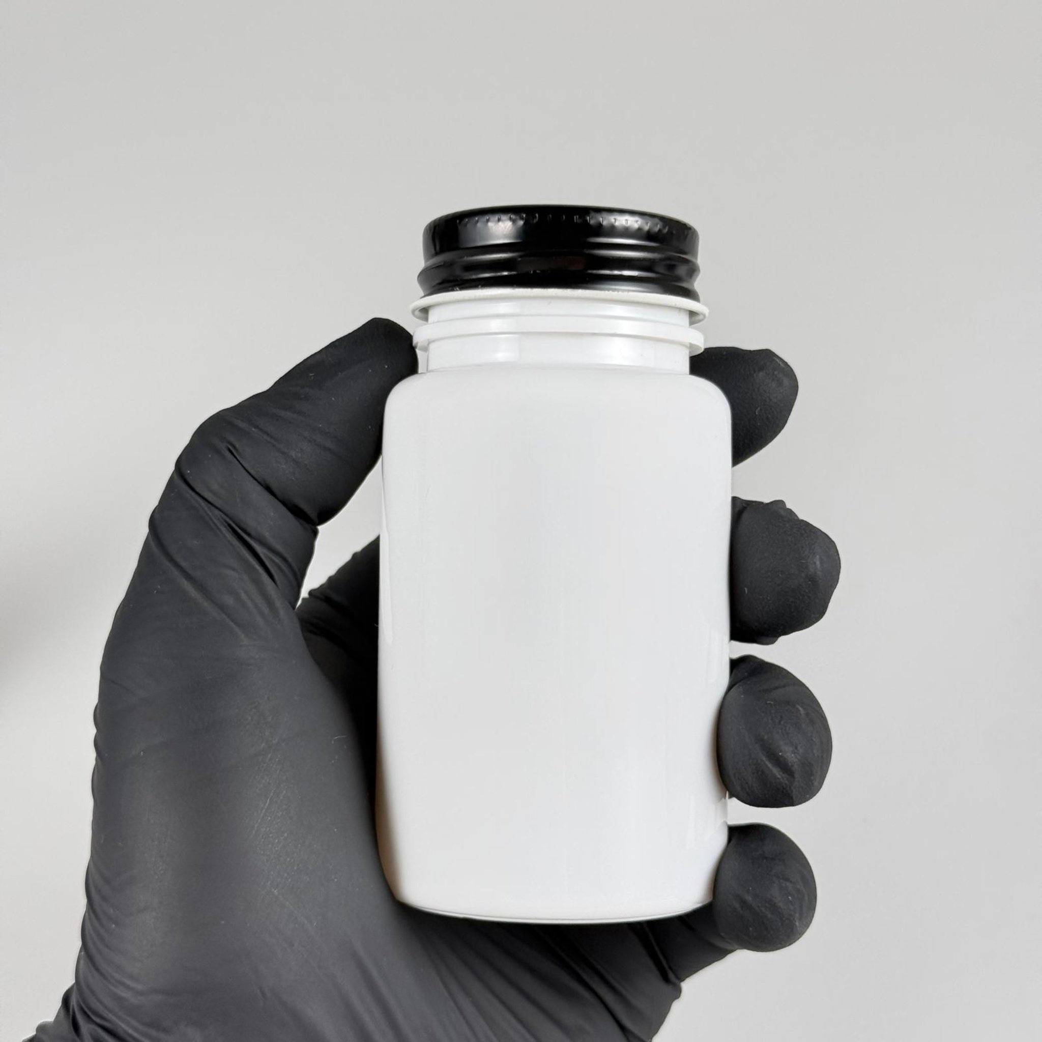 100 CC BEYAZ PET PUDRA ŞİŞESİ + KÖPÜK CONTALI SİYAH METAL KAPAKLI + PUDRA TIPALI TAKIM - 100 ML PUDRA KUTUSU, EKO TUZLUK