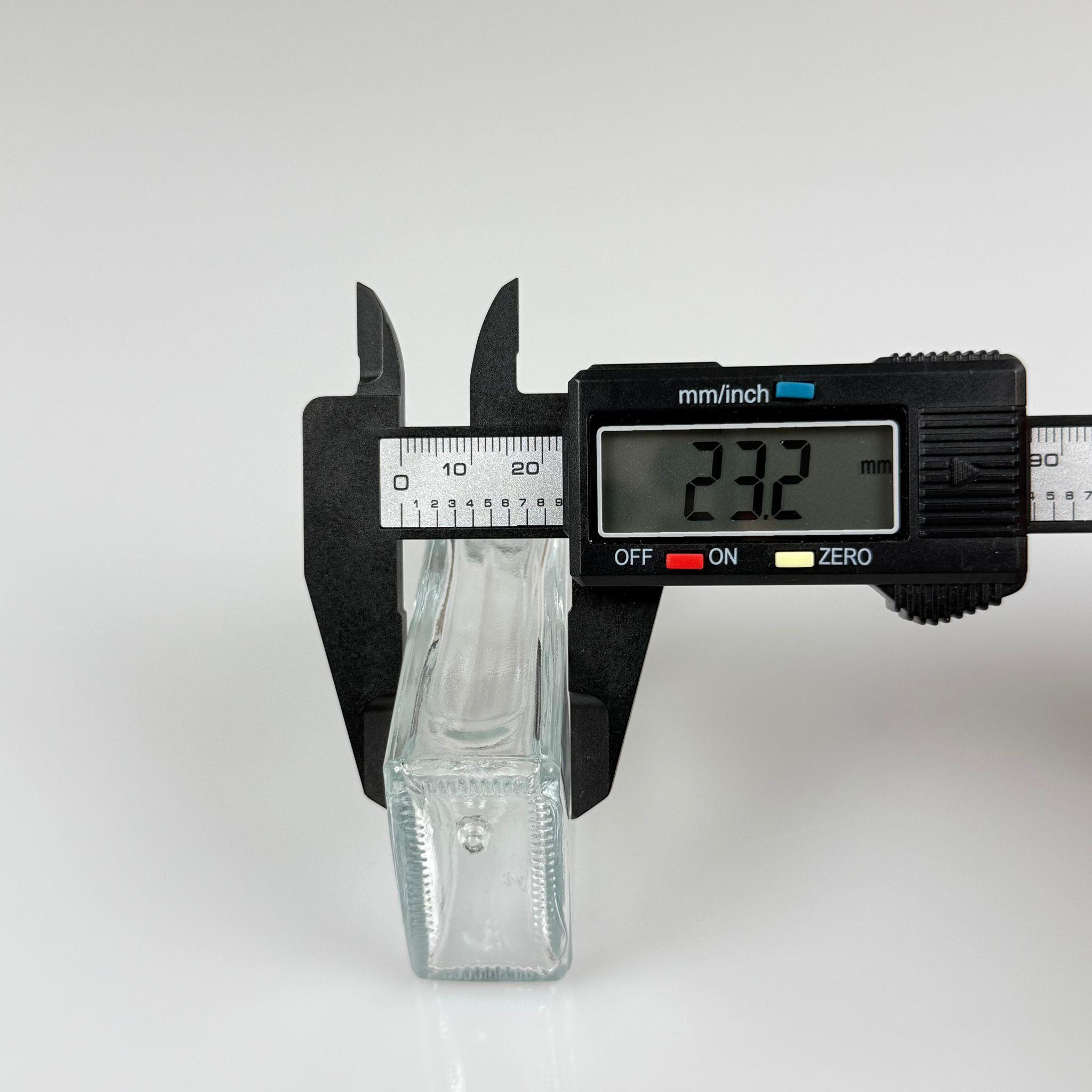 50 CC YASSI DİKDÖRTGEN PRESTİJLİ CAM DAMLALIKLI ŞİŞE - SİYAH EMZİK - GÜMÜŞ METALİK KAPAK - 50 ML CAM DAMLALIKLI ŞİŞE - DAMLALIKLI BOŞ ŞİŞE