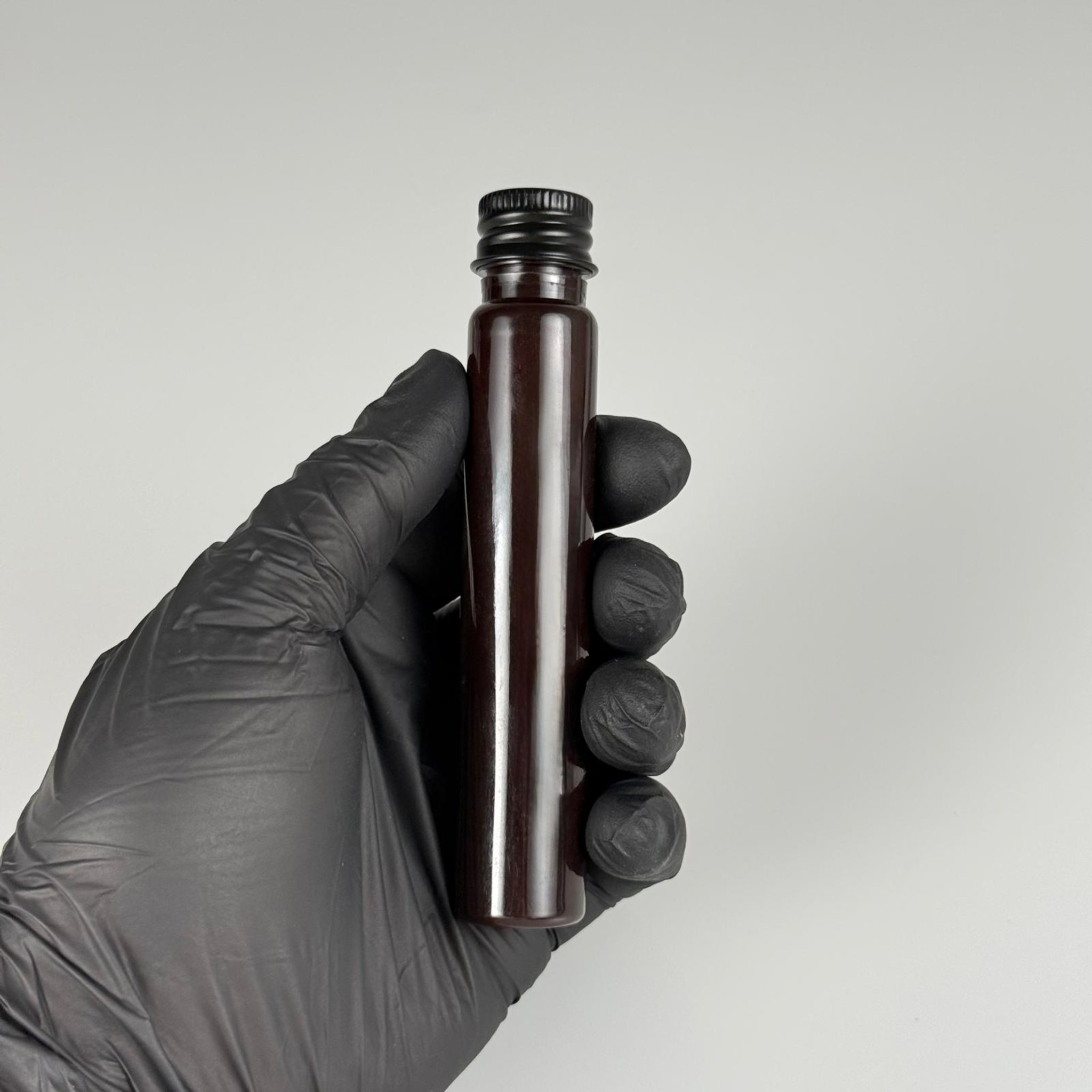 25 CC AMBER PLASTİK ŞİŞE + KÖPÜK CONTALI SİYAH ALÜMİNYUM METAL KAPAKLI TAKIM - 25 ML KAHVERENGİ PLASTİK ŞİŞE