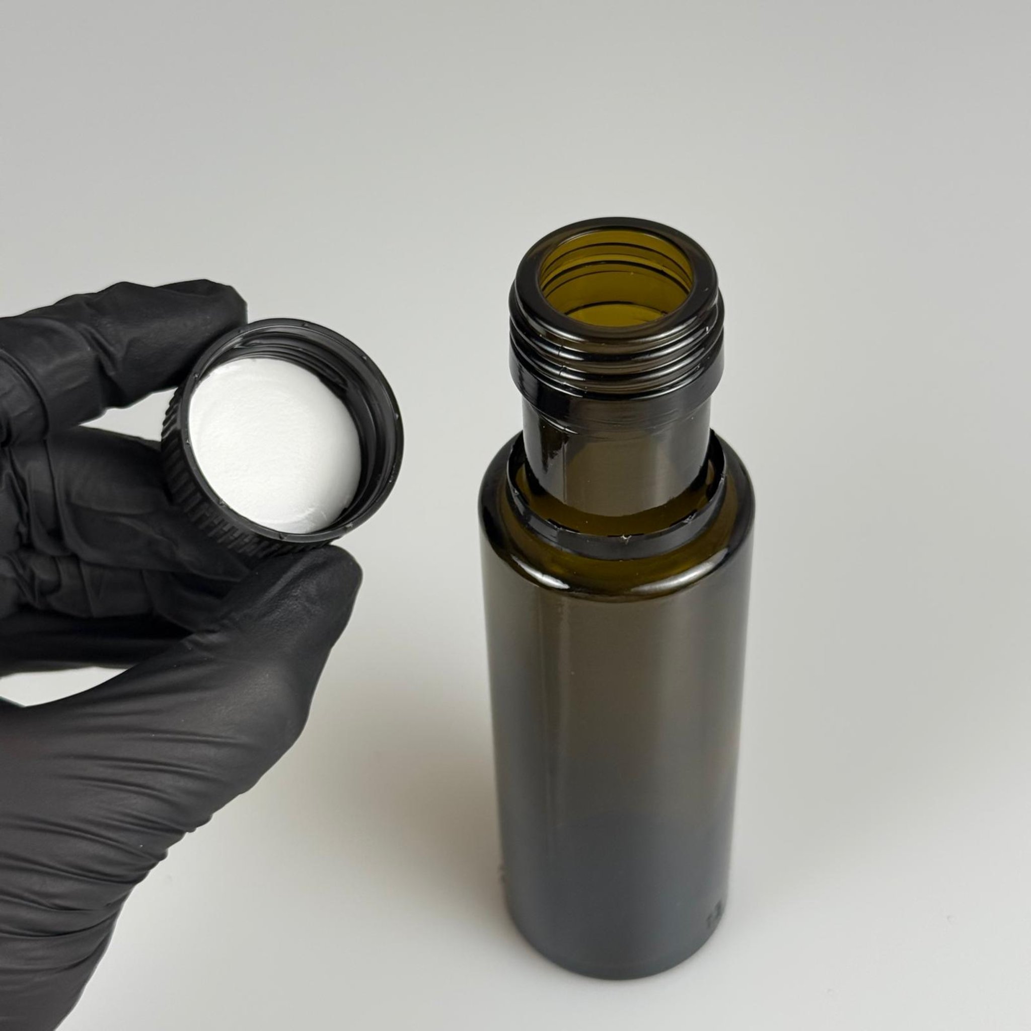 100 CC DORİKA CAM ŞİŞE KOYU YEŞİL (31 MM AĞIZ) - CONTALI SİYAH KİLİTLİ KAPAKLI - 100 ML SİLİNDİR DORİCA YAĞ VE SOS ŞİŞELERİ