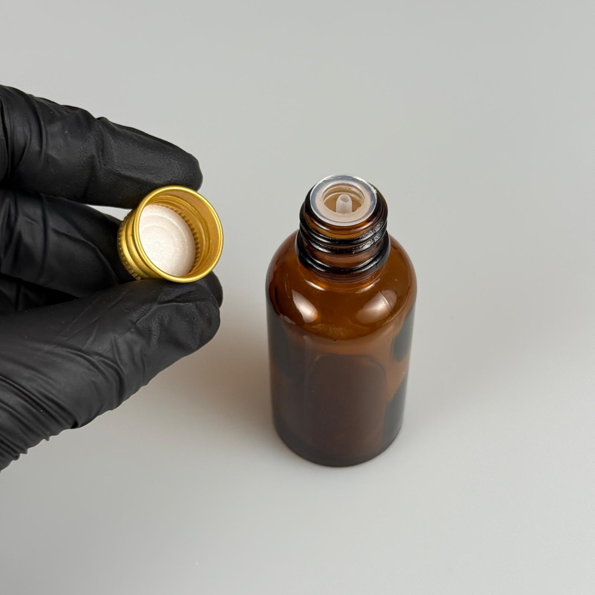 30 CC AMBER CAM ŞİŞE + KÖPÜK CONTALI GOLD ALÜMİNYUM METAL KAPAKLI + DAMLALIKLI KOLONYA TIPALI TAKIM - 30 ML KAHVERENGİ CAM ŞİŞE