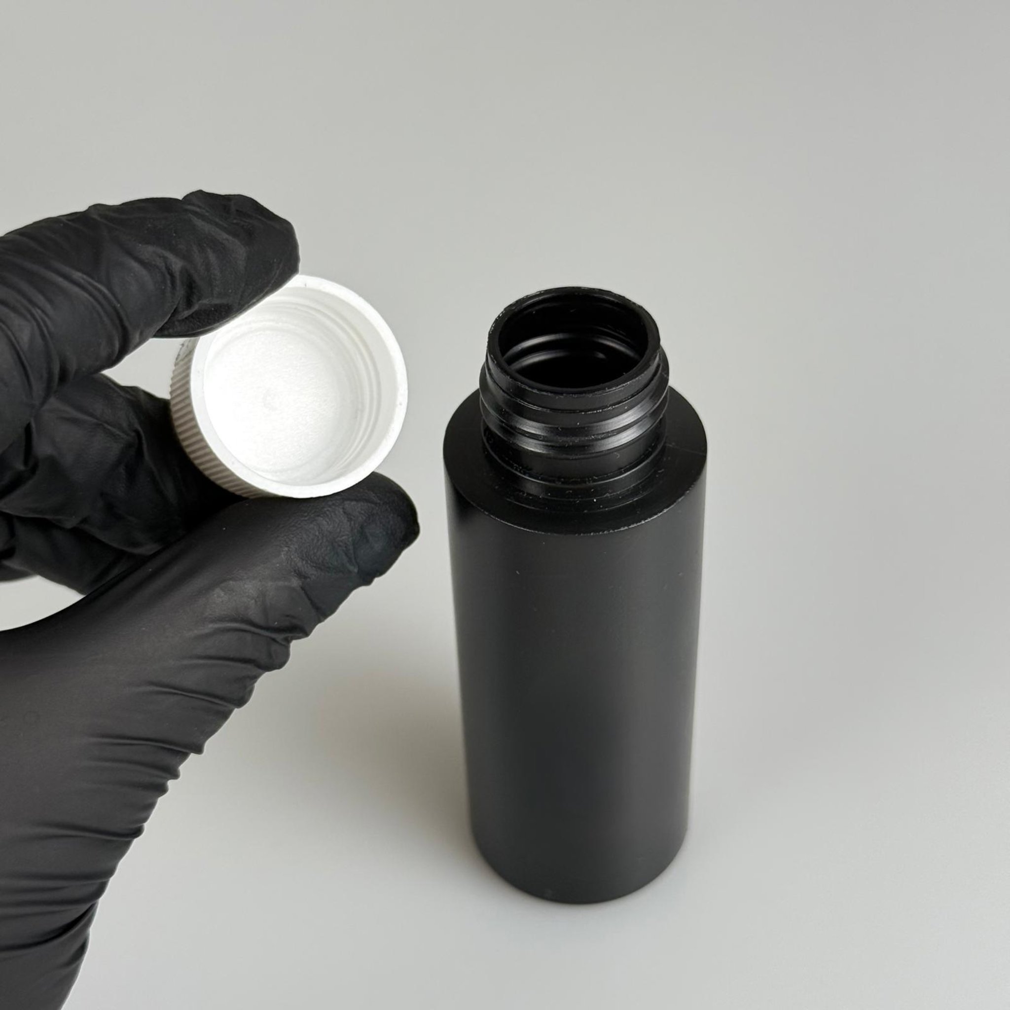50 CC SİYAH POLİETİLEN PLASTİK ŞİŞE - BEYAZ KÖPÜK CONTALI KAPAKLI  - 50 ML KAPAKLI PLASTİK ŞİŞE