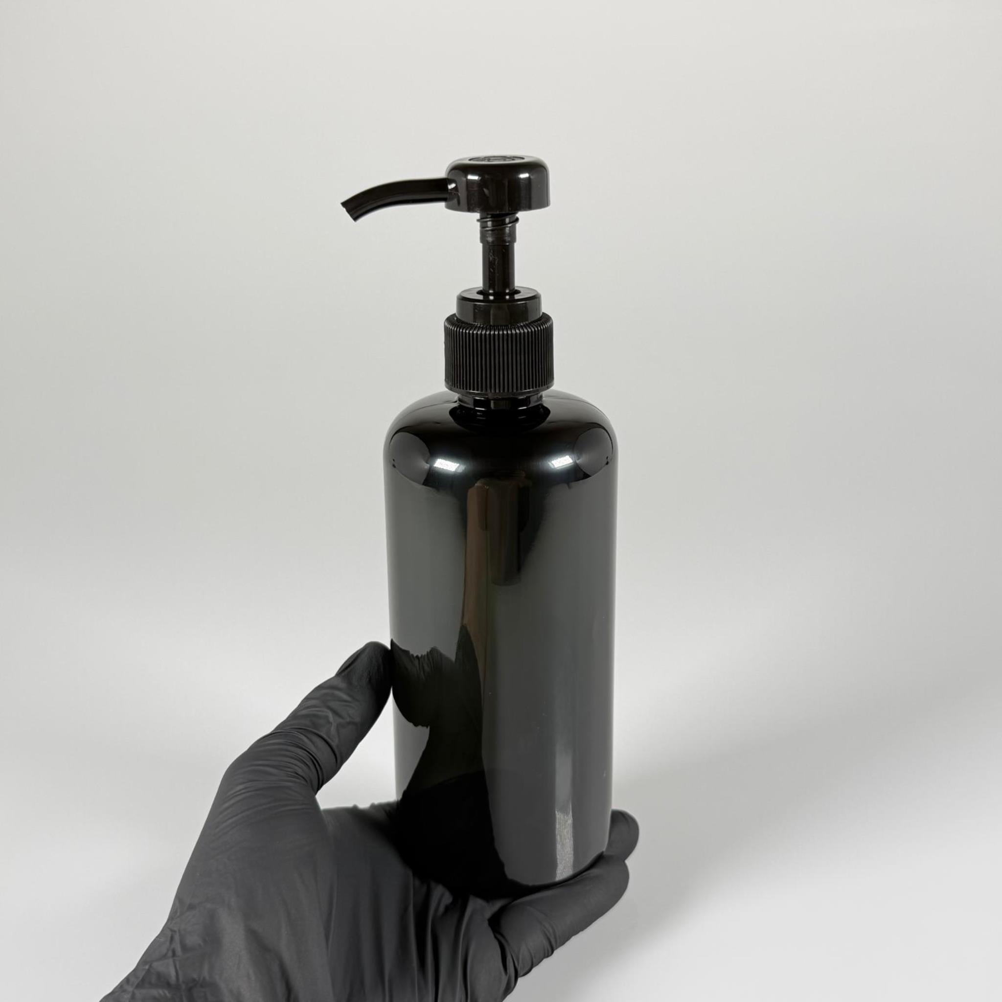 500 CC PET SİYAH SİLİNDİR MODEL ŞİŞE - SİYAH DOZAJ POMPALI (HER BASMADA 4 CC SIVI ATAR)  - 0,5 LT POMPALI ŞİŞE - ŞURUP, ŞAMPUAN, KREM GİBİ YOĞUN KIVAMLI SIVILARDA KULLANILIR