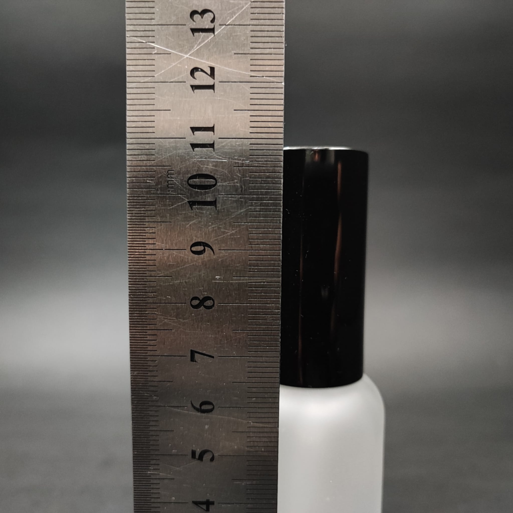 30 ML LÜKS VİDALI VALF ÇEVİRME PARFÜM ŞİŞELERİ - 30 CC BUZLU CAM ŞİŞE - SİYAH METAL SPREYLİ KAPAKLI SET