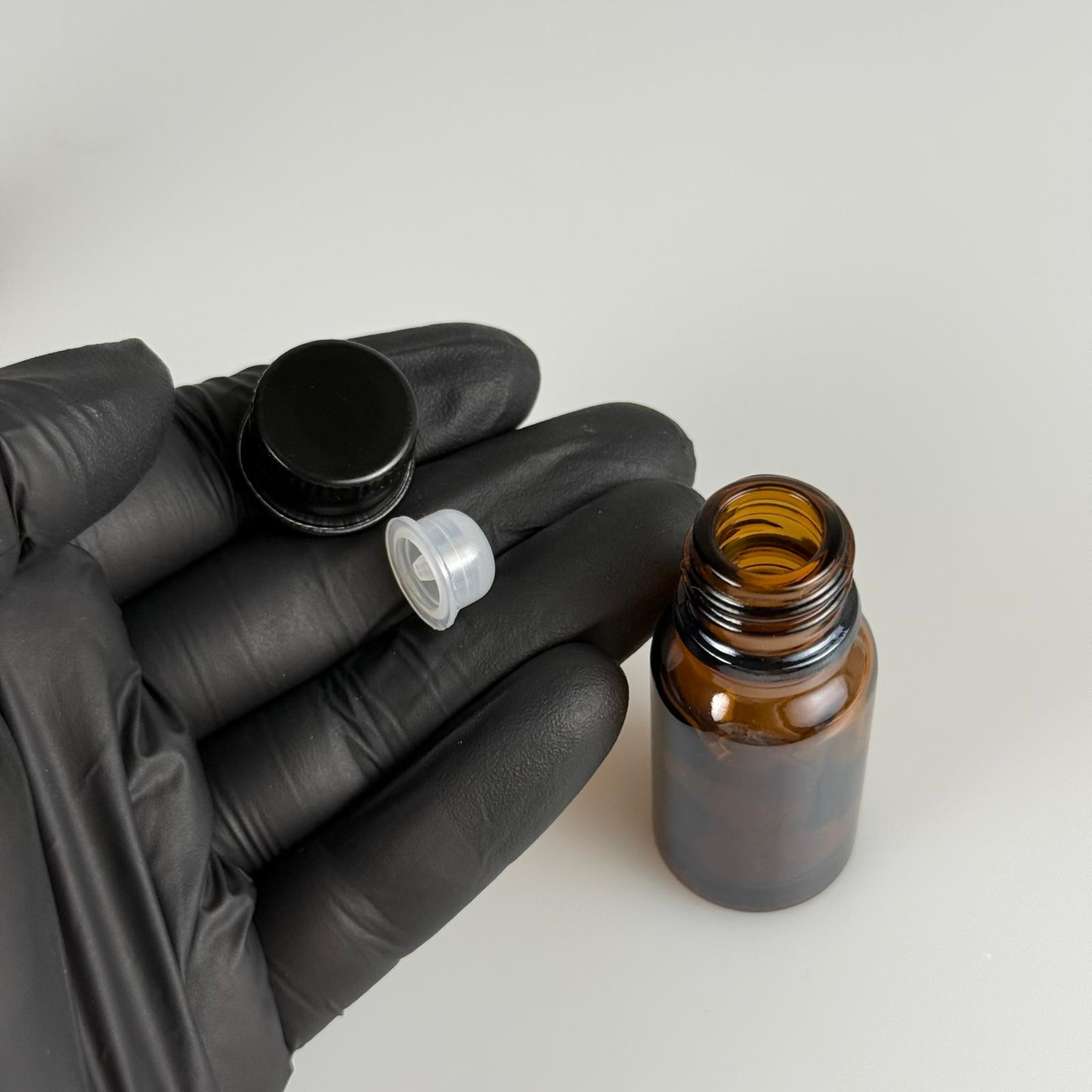 10 CC AMBER CAM ŞİŞE + KÖPÜK CONTALI SİYAH ALÜMİNYUM METAL KAPAKLI + DAMLALIKLI KOLONYA TIPALI TAKIM - 10 ML KAHVERENGİ CAM ŞİŞE