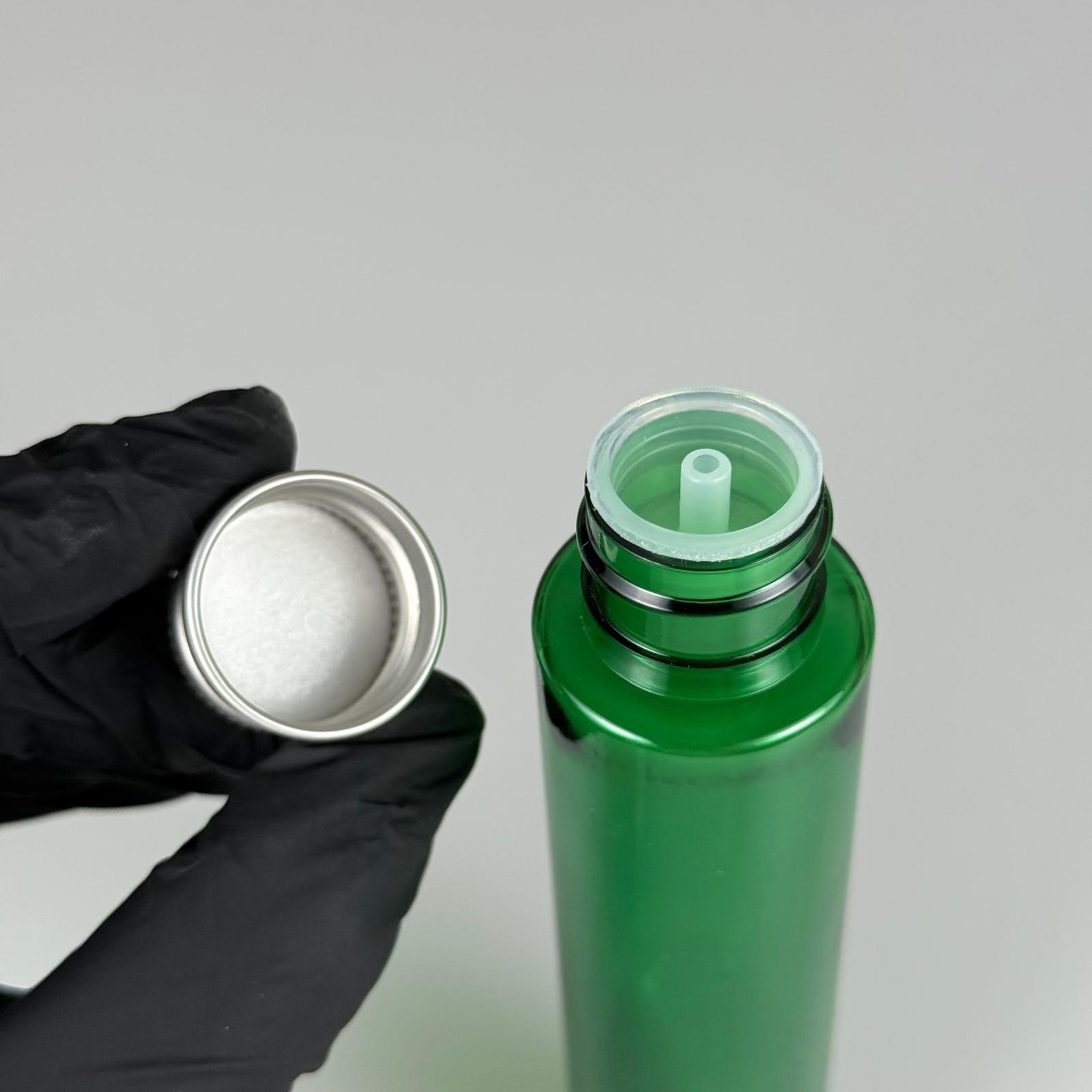 100 CC UZUN SİLİNDİR YEŞİL PET ŞİŞE (24 GR - 24 AĞIZ ) + KÖPÜK CONTALI GÜMÜŞ METAL ALÜMİNYUM KAPAK + KOLONYA TIPALI TAKIM - 100 ML BİBERİYE SUYU, LAVANTA YAĞI, SAÇ SERUM, TONİK VB İÇİN PLASTİK KOZMETİK AMBALAJLARI