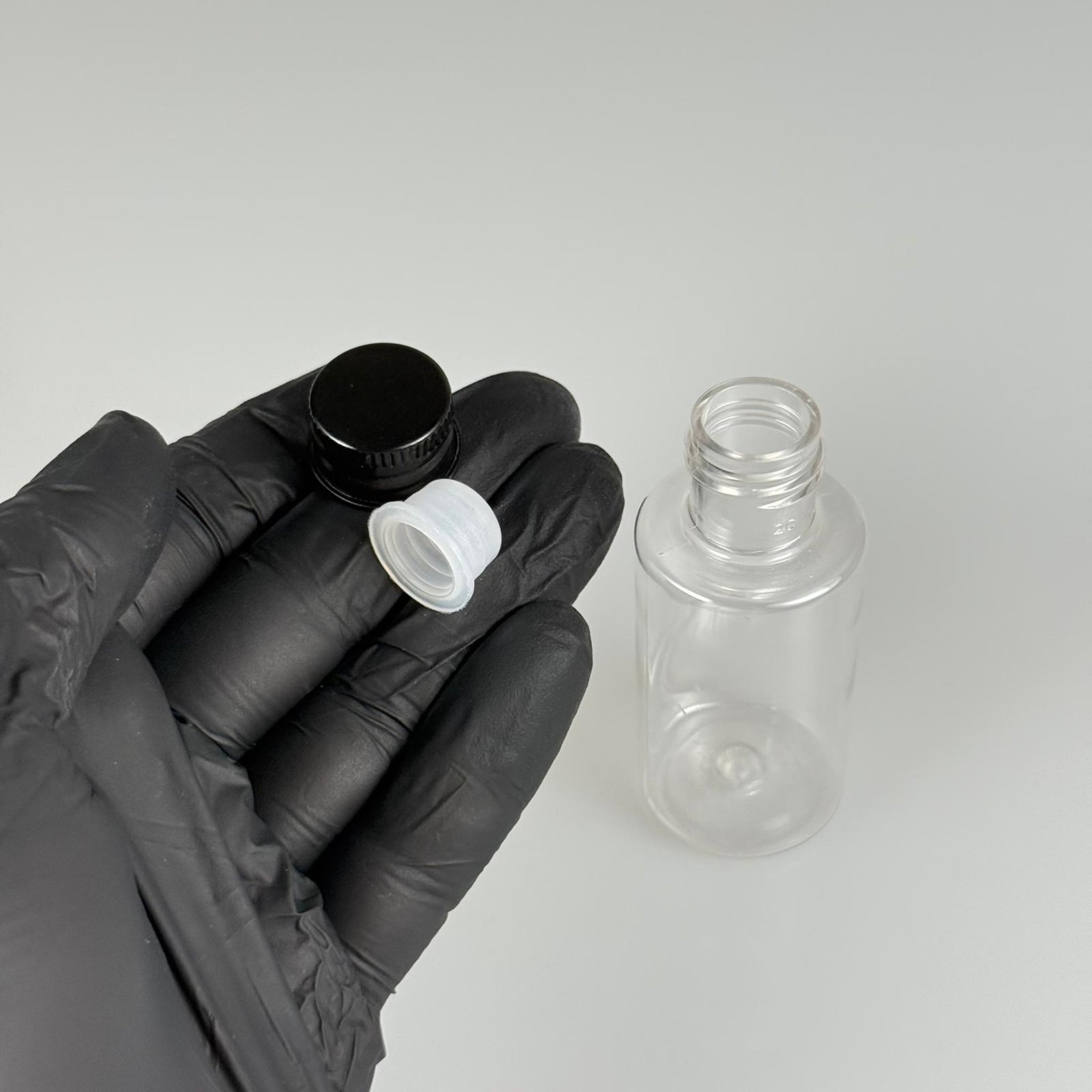 30 CC SİLİNDİR KISA MODEL PET ŞİŞE - KÖPÜK CONTALI SİYAH ALÜMİNYUM METAL KAPAKLI + KÖR TIPALII TAKIM - 30 ML ŞEFFAF PET ŞİŞE