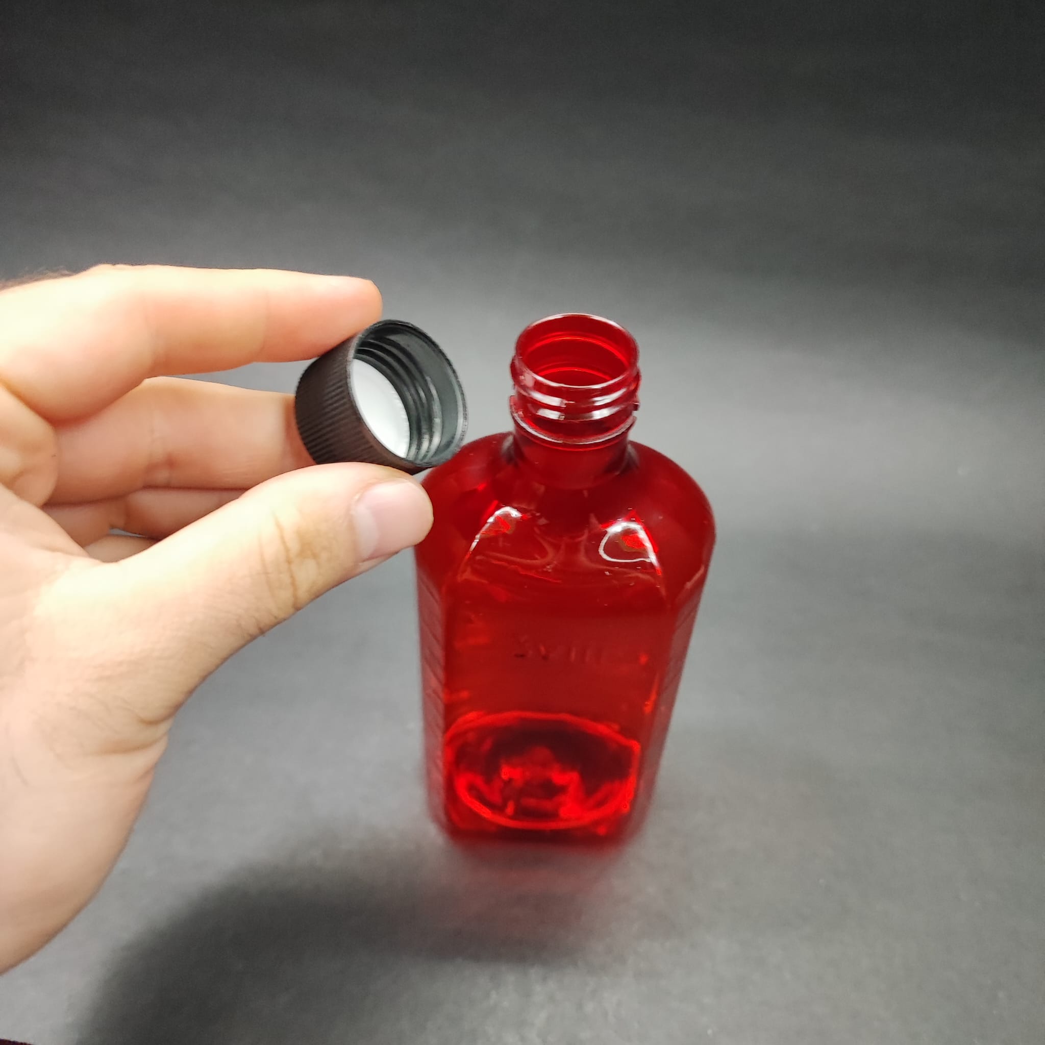 200 CC ÖLÇEKLİ PET ŞİŞE - SİYAH CONTALI KAPAKLI - 200 ML VE OZ ÖLÇÜLÜ KIRMIZI PET ŞİŞE