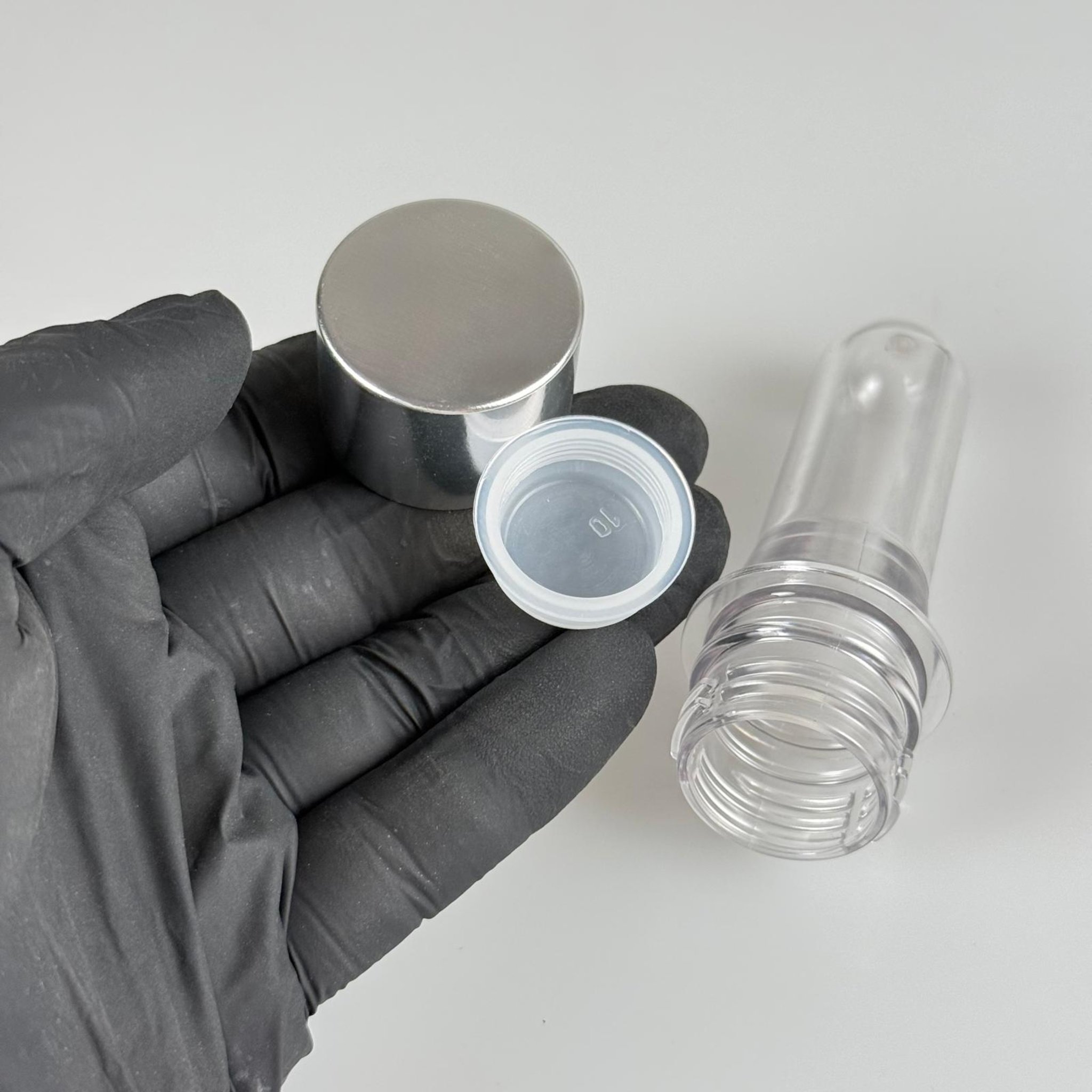 9 CM TÜP - 20 CC UZUN KALIN PET ŞİŞE + ALÜMİNYUM KAPLAMALI GÜMÜŞ KAPAKLI + KÖR TIPALI TAKIM - 20 ML KALIN PET ŞİŞE