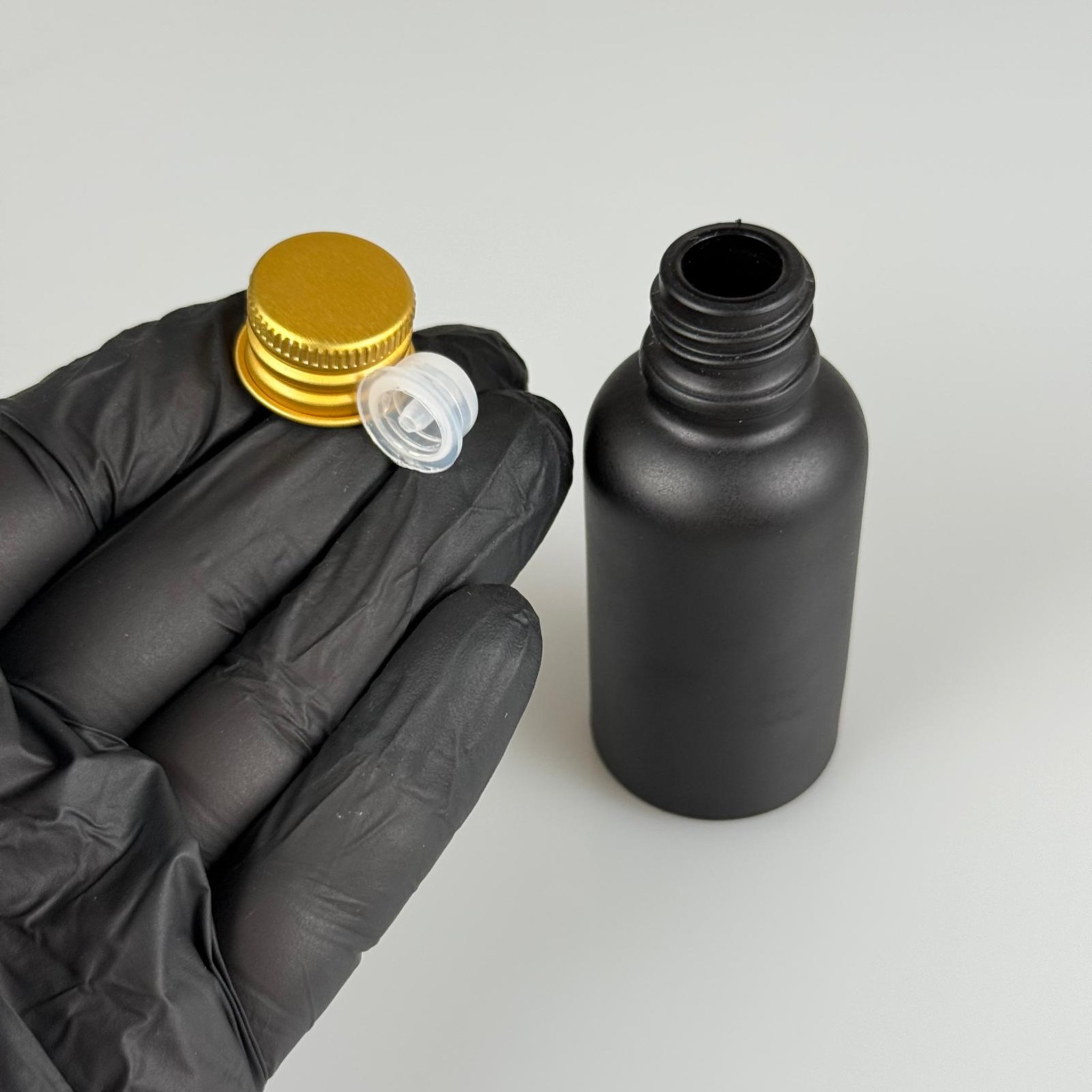 30 CC MAT SİYAH CAM ŞİŞE + KÖPÜK CONTALI GOLD ALÜMİNYUM METAL KAPAKLI + DAMLALIKLI KOLONYA TIPALI TAKIM - 50 ML MAT SİYAH CAM ŞİŞE