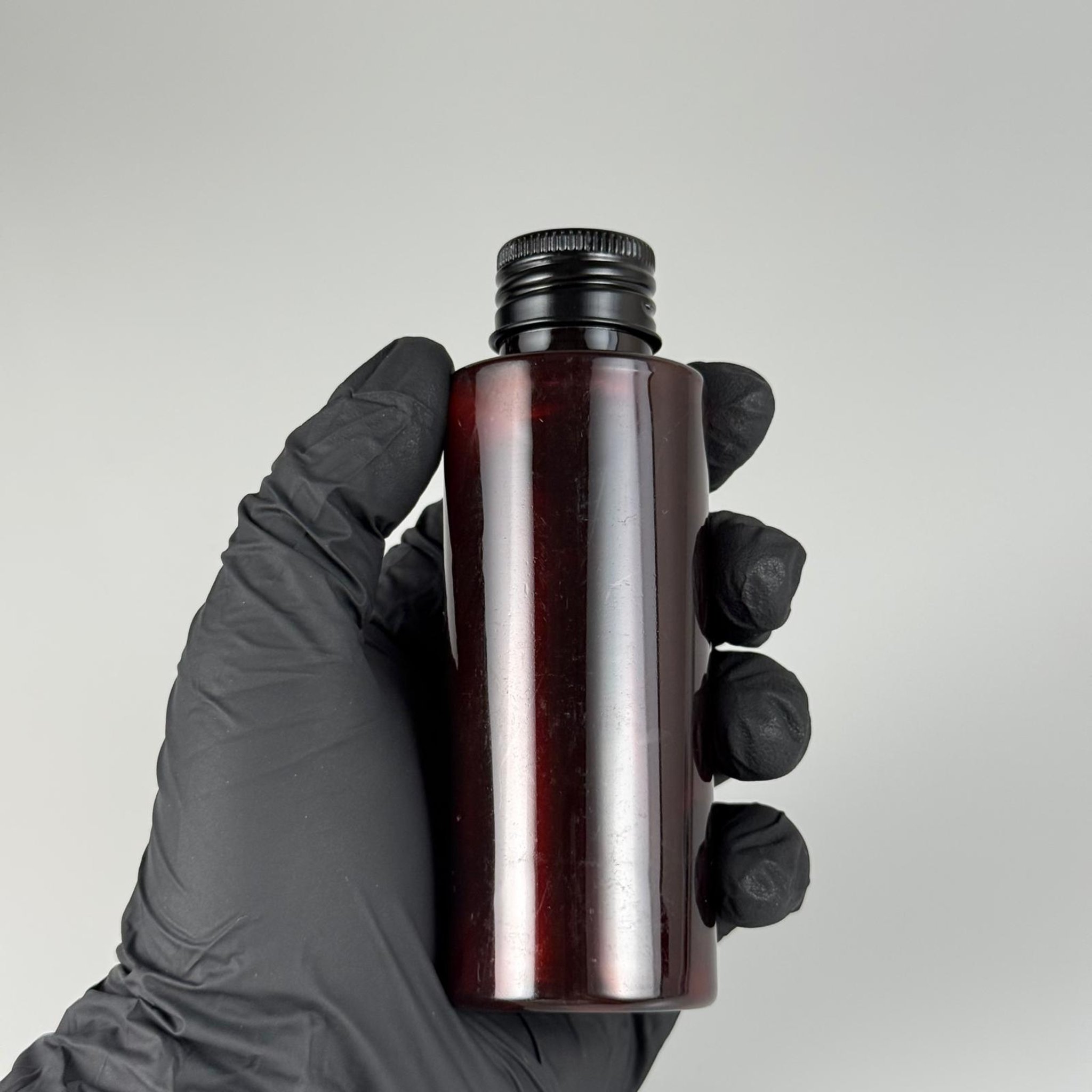 100 CC AMBER SİLİNDİR KESKİN KÜT MODEL SERT PET ŞİŞE (17 GR - 24 AĞIZ ) + KÖPÜK CONTALI SİYAH METAL ALÜMİNUM KAPAKLI + KOLONYA TIPALI TAKIM - 100 ML KAPAKLI AMBER PLASTİK ŞİŞELER