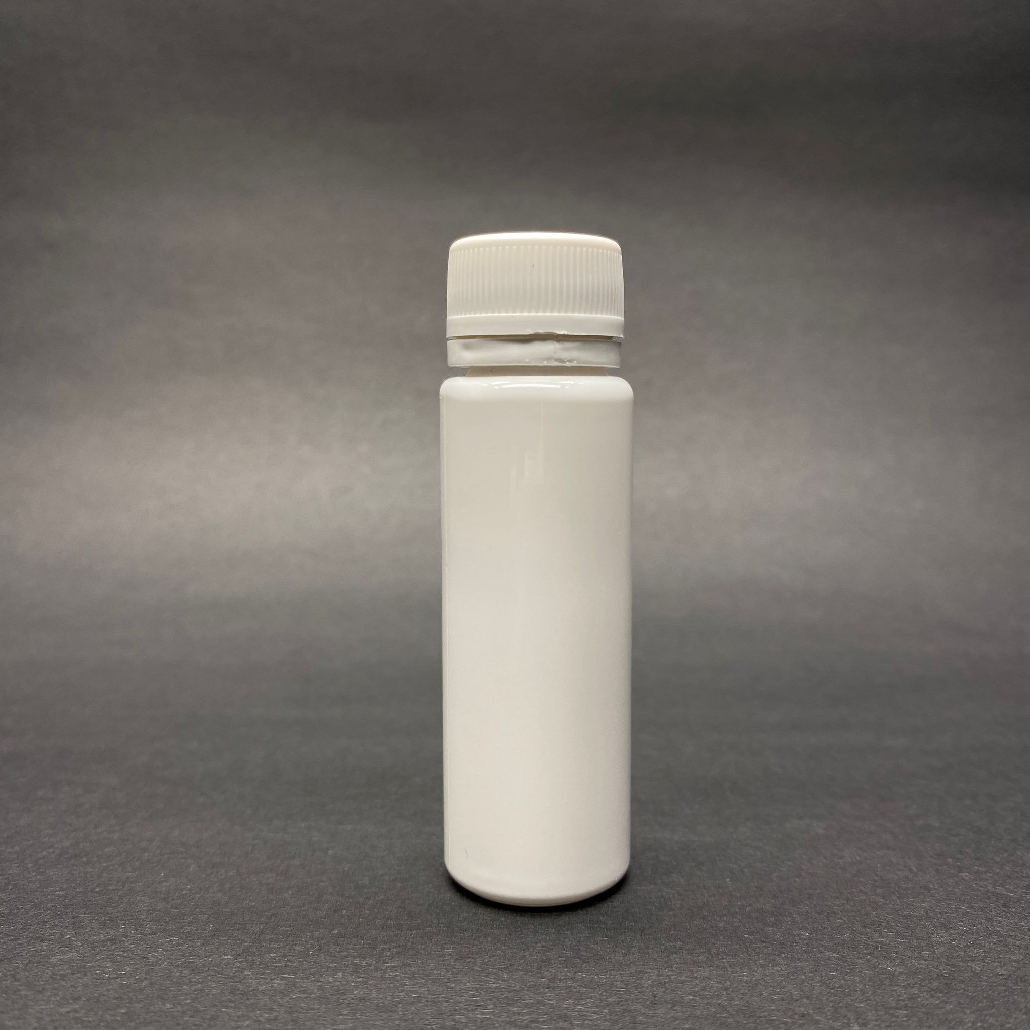 20 CC PET SHOT ŞİŞESİ  - KİLİTLİ BEYAZ KAPAKLI KOLAJEN ŞİŞESİ - 20 ML PLASTİK ŞİŞE - BEYAZ (KİLİTLİ KAPAK SERTÇE BASTIRARAK KAPANIR)