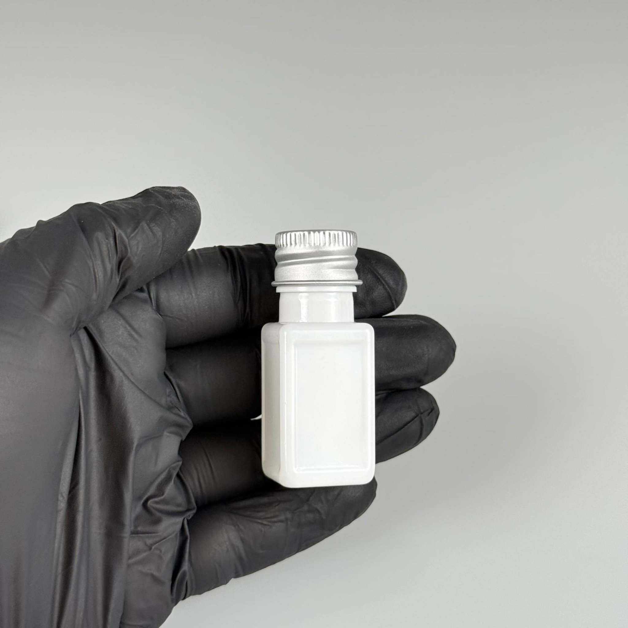 10 CC BEYAZ KARE PET SHOT ŞİŞE - KÖPÜK CONTALI GÜMÜŞ ALÜMİNYUM METAL KAPAKLI + DAMLALIKLI KOLONYA TIPALI TAKIM - 10 ML PLASTİK ŞİŞE